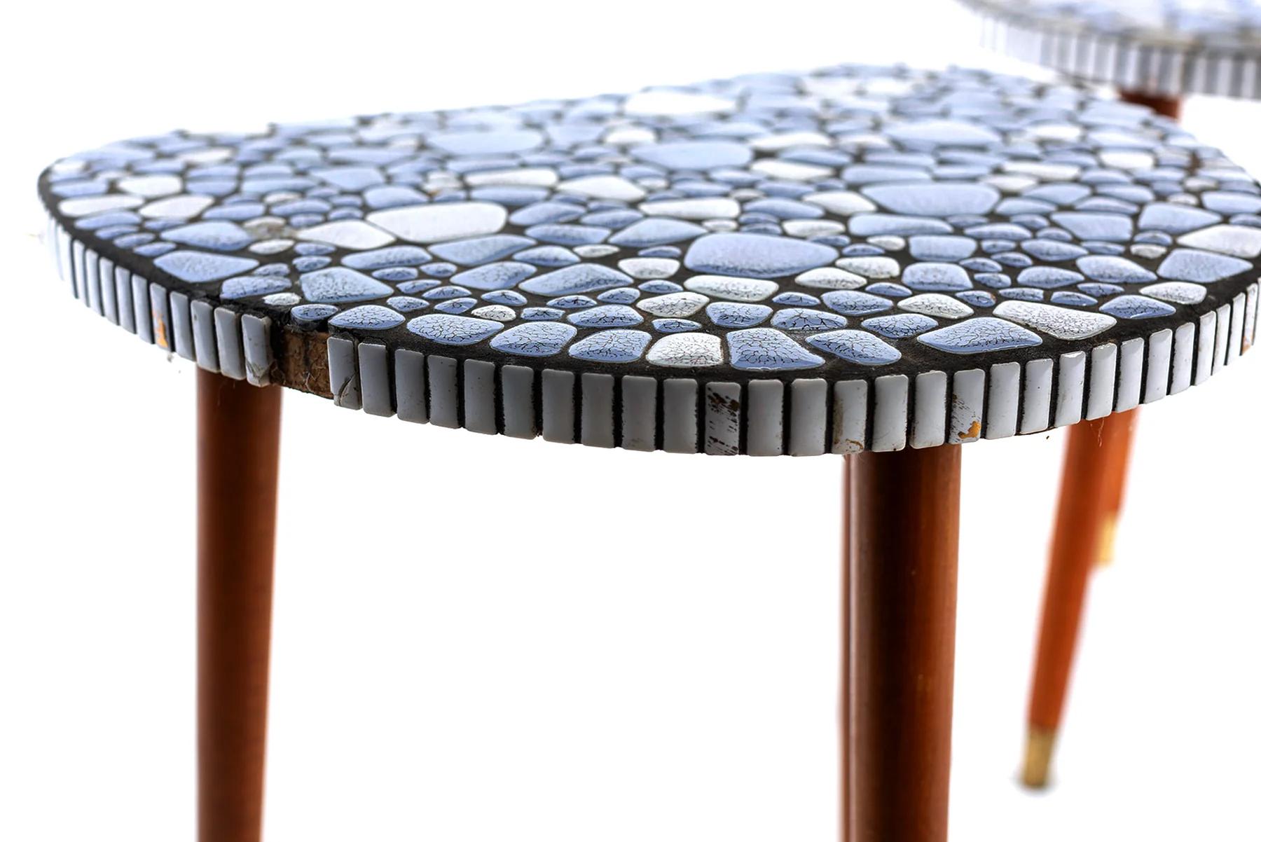 Pair of organic amoeba mosaic tripod side tables In Good Condition For Sale In Berkeley, CA