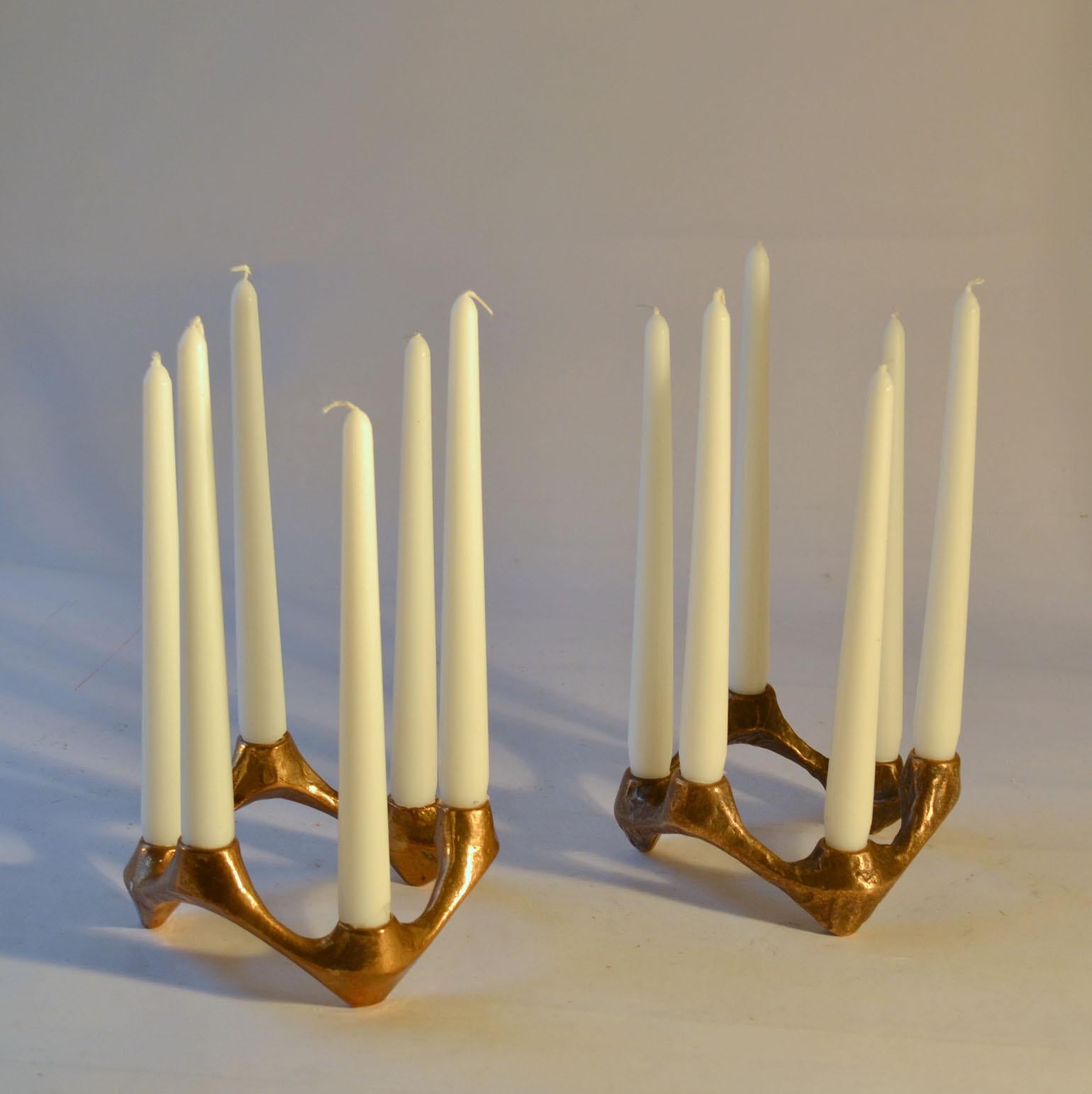 Paire de candélabres en fonte de bronze organique formant un cercle de six bougies alternées avec patine d'origine.
Ils feront une superbe décoration sculpturale sur la table pour les fêtes de fin d'année.
Prix par lot de deux