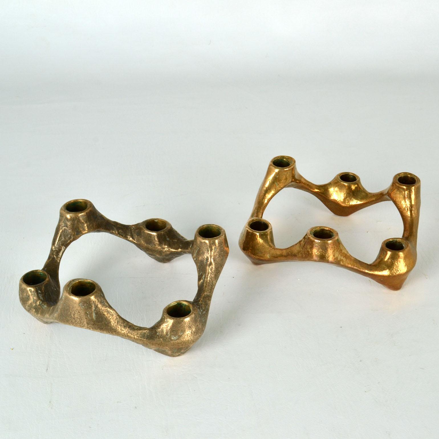Bronze Paire de candélabres circulaires en bronze pour six bougies en vente