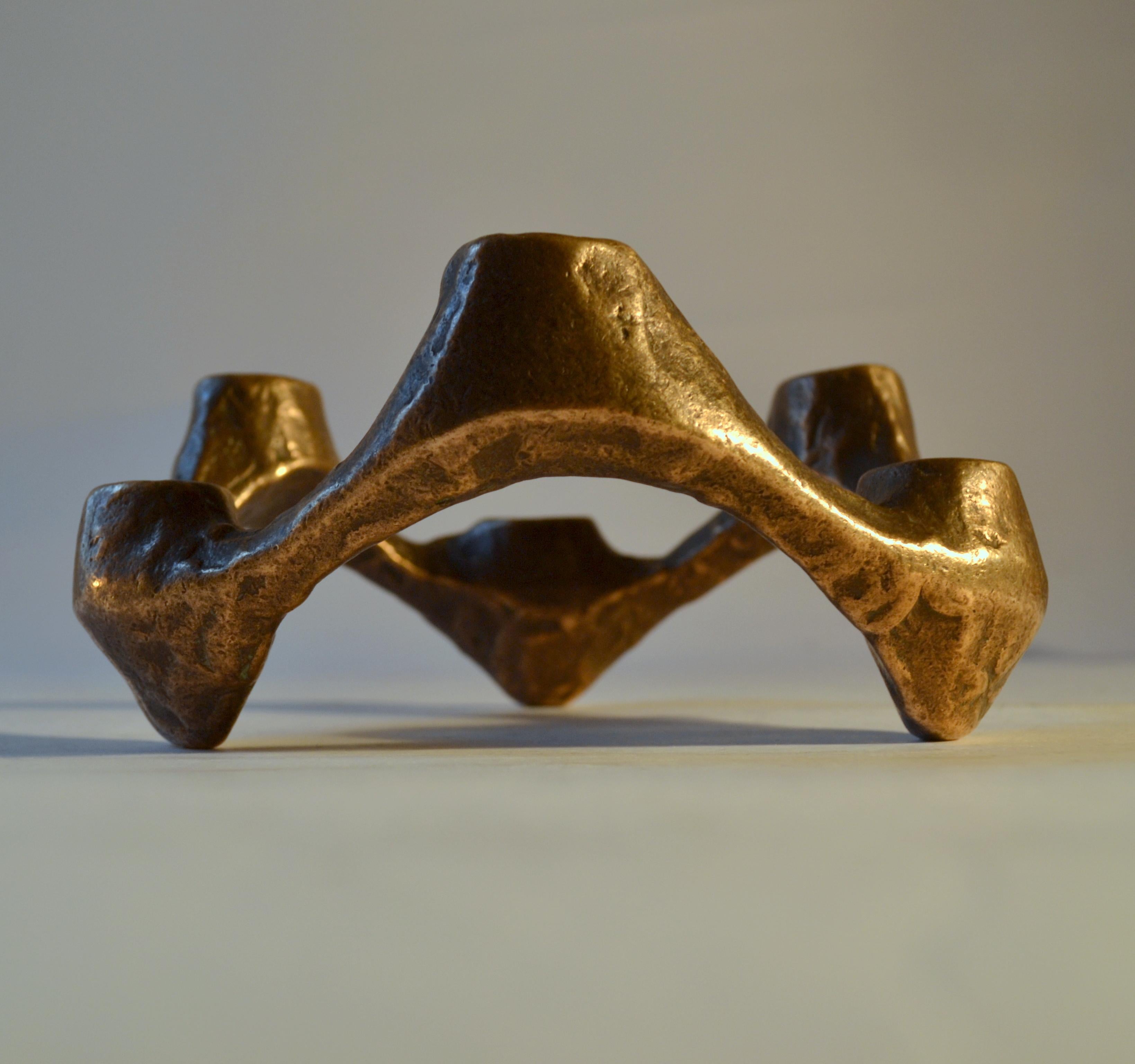 Mid-Century Modern Paire de candélabres circulaires en bronze pour six bougies en vente