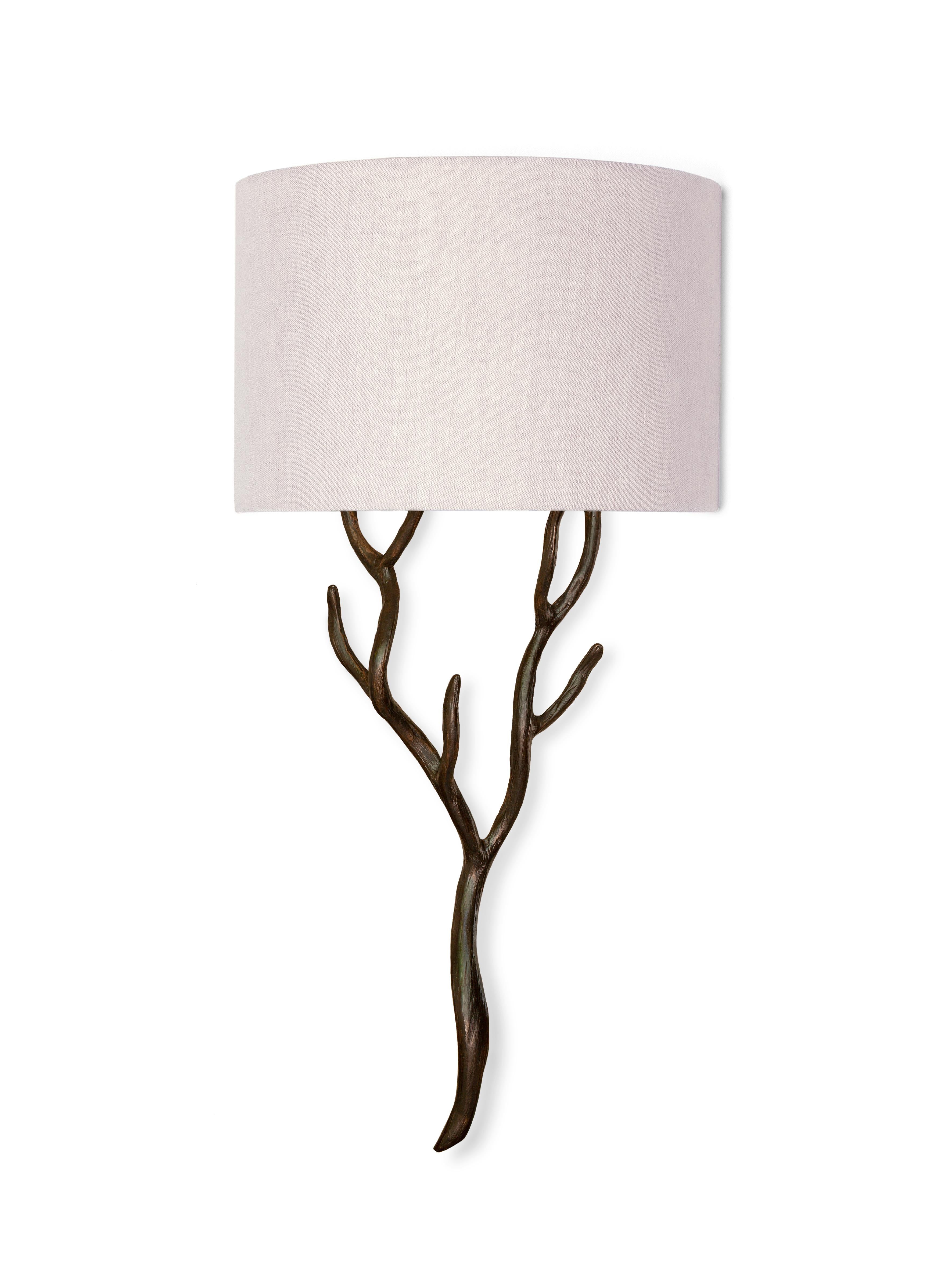 Formas orgánicas y motivos naturales. La Lámpara de Pared Etna está martillada y moldeada a mano individualmente. Cada pieza ha sido hábilmente acabada en yeso para asemejarse a la textura de la corteza de los árboles. Disponible en acabado de