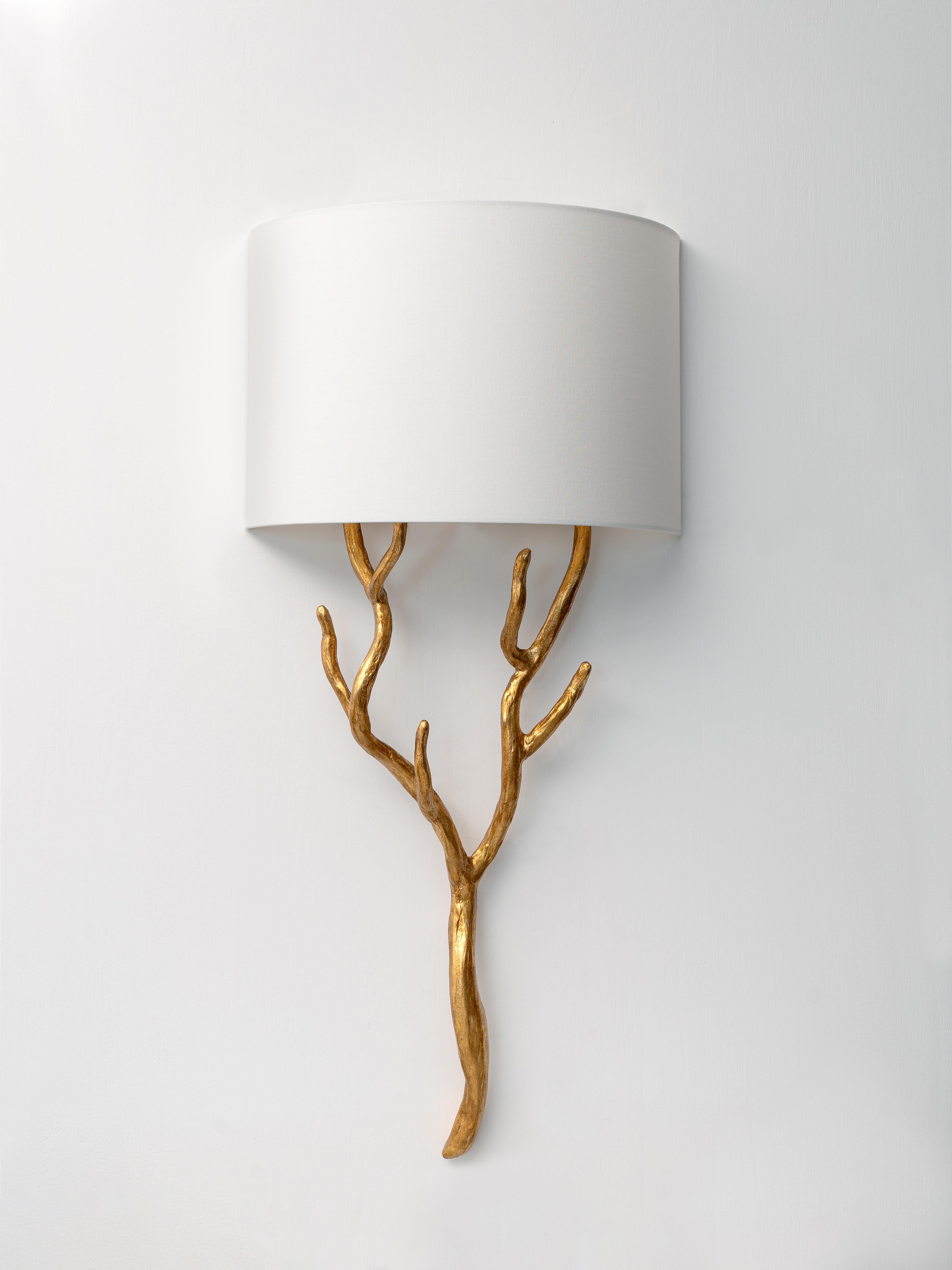 Les appliques murales 'Etna' de Benediko Design/One sont une paire de sculptures d'éclairage en métal, méticuleusement sculptées à la main avec un recouvrement de plâtre, et finies en or antique chaud. Leurs formes naturelles et branchues évoquent