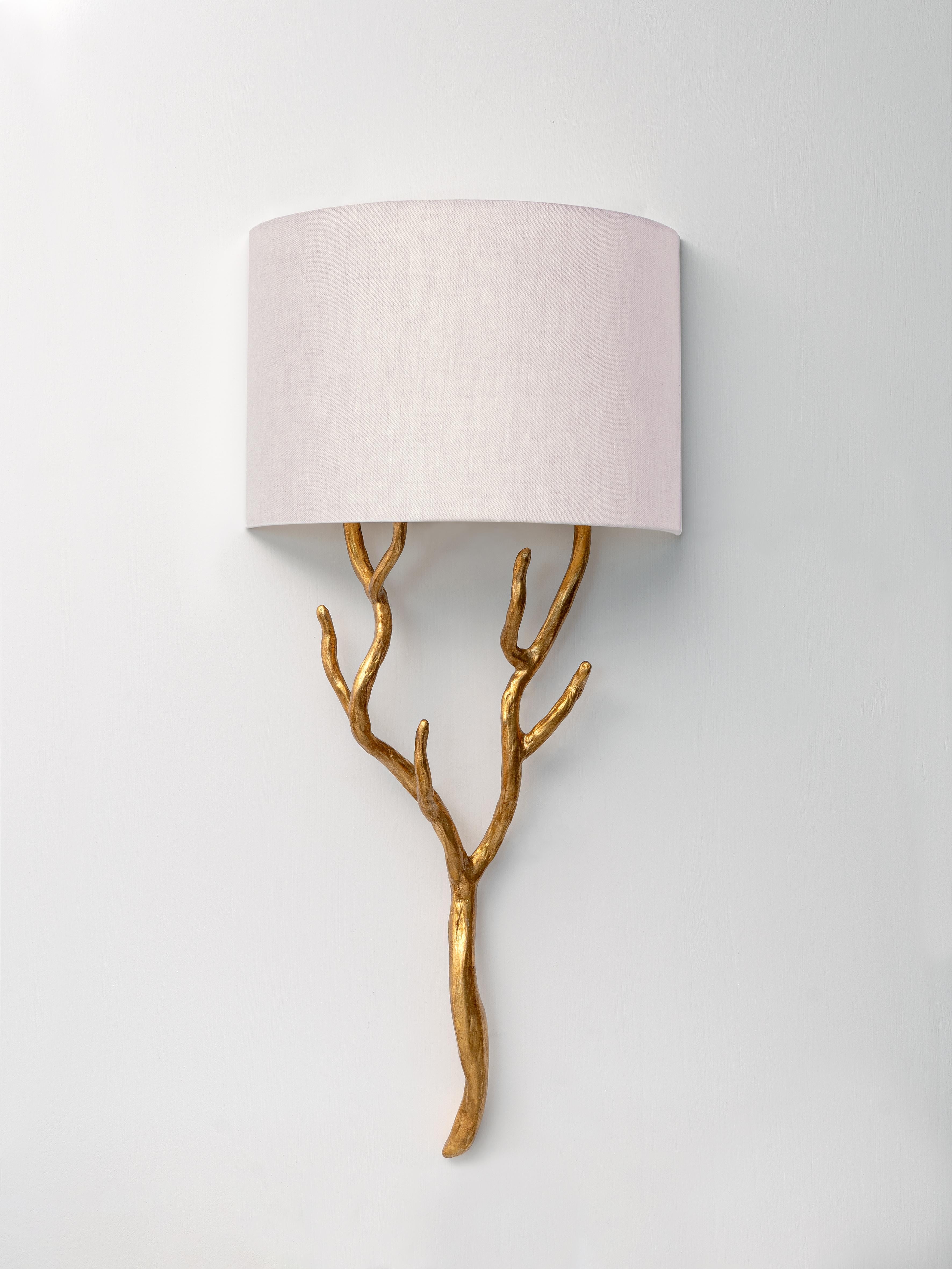 Fait main Paire d'appliques murales sculpturales 'Etna' - Or antique Organic Modern by Benediko en vente