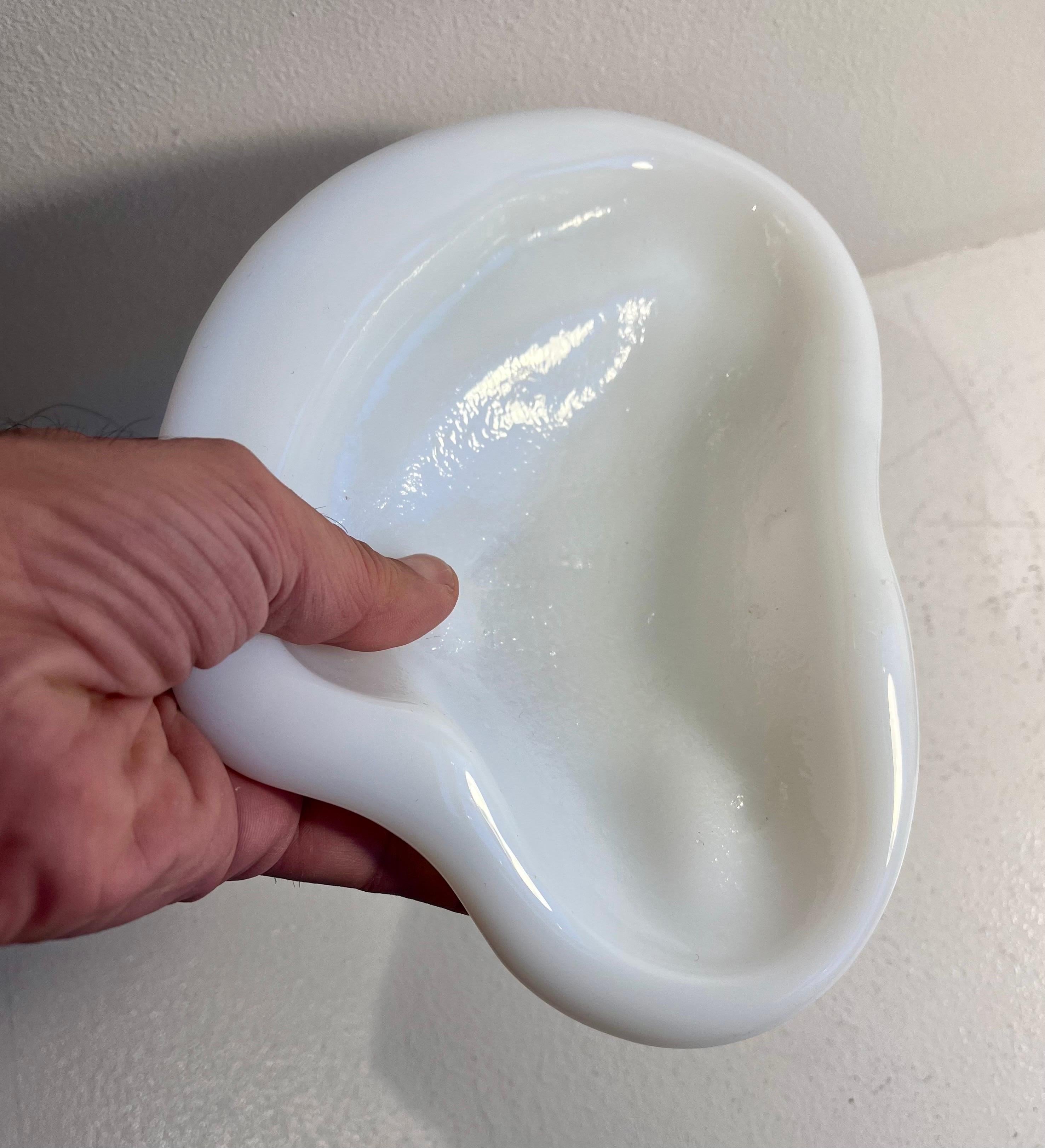 Paire de plats attrape-tout en verre organique de forme libre en vente 9