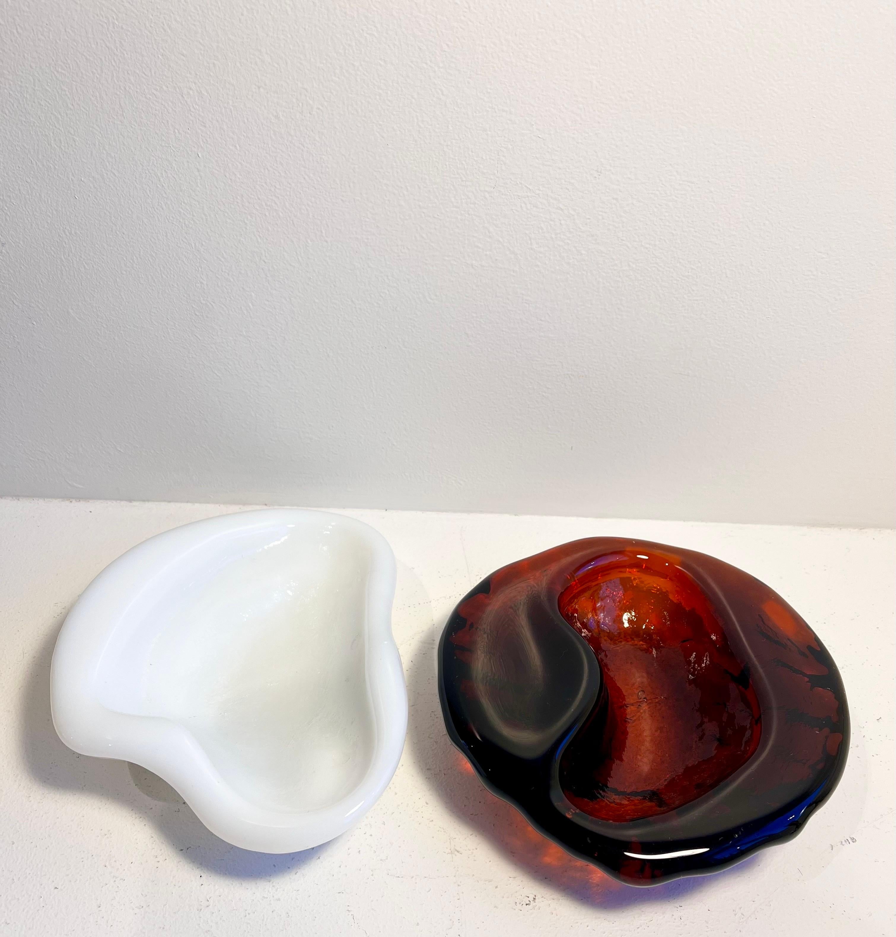 Paire de plats attrape-tout en verre organique de forme libre en vente 10