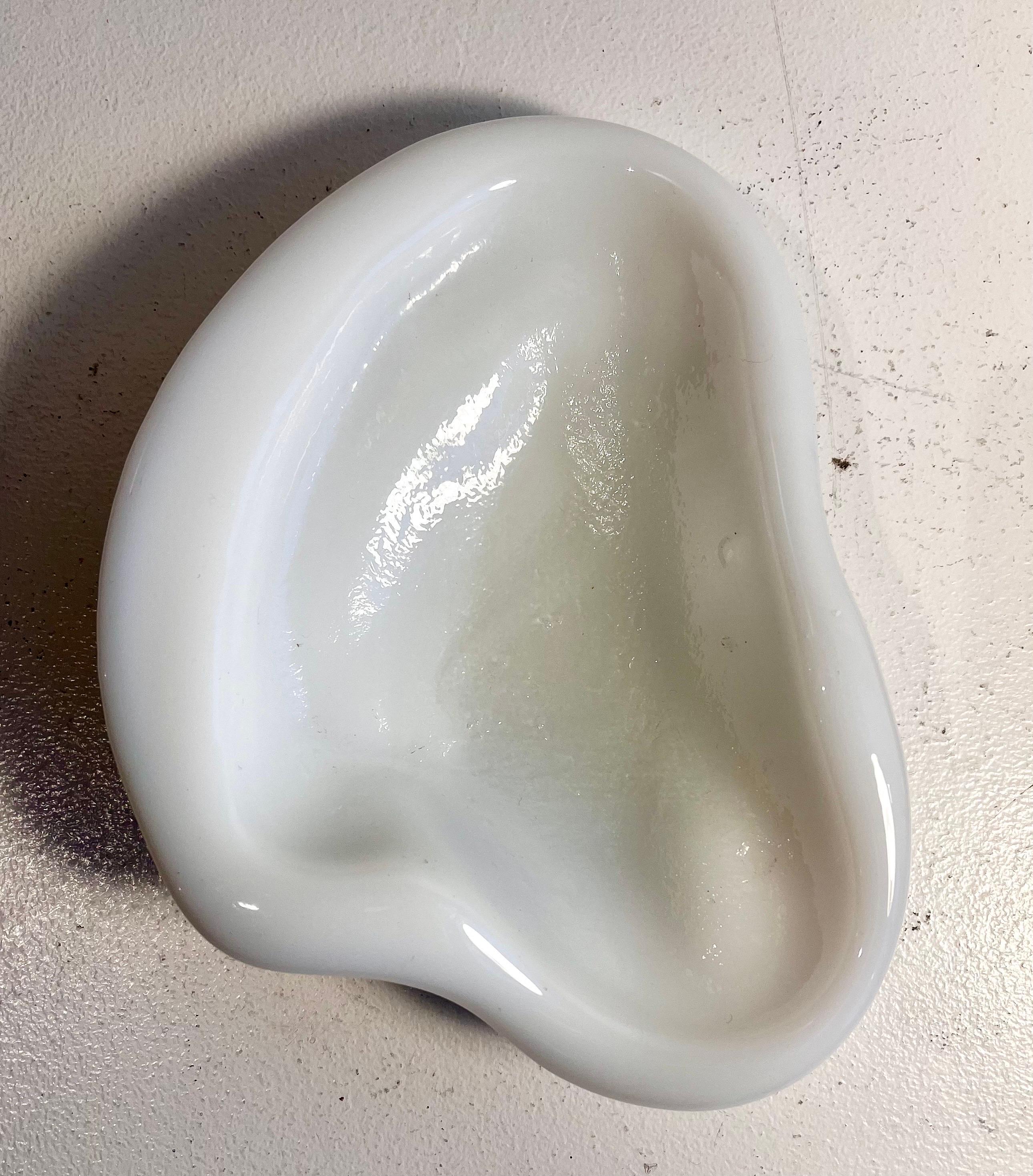 Milieu du XXe siècle Paire de plats attrape-tout en verre organique de forme libre en vente