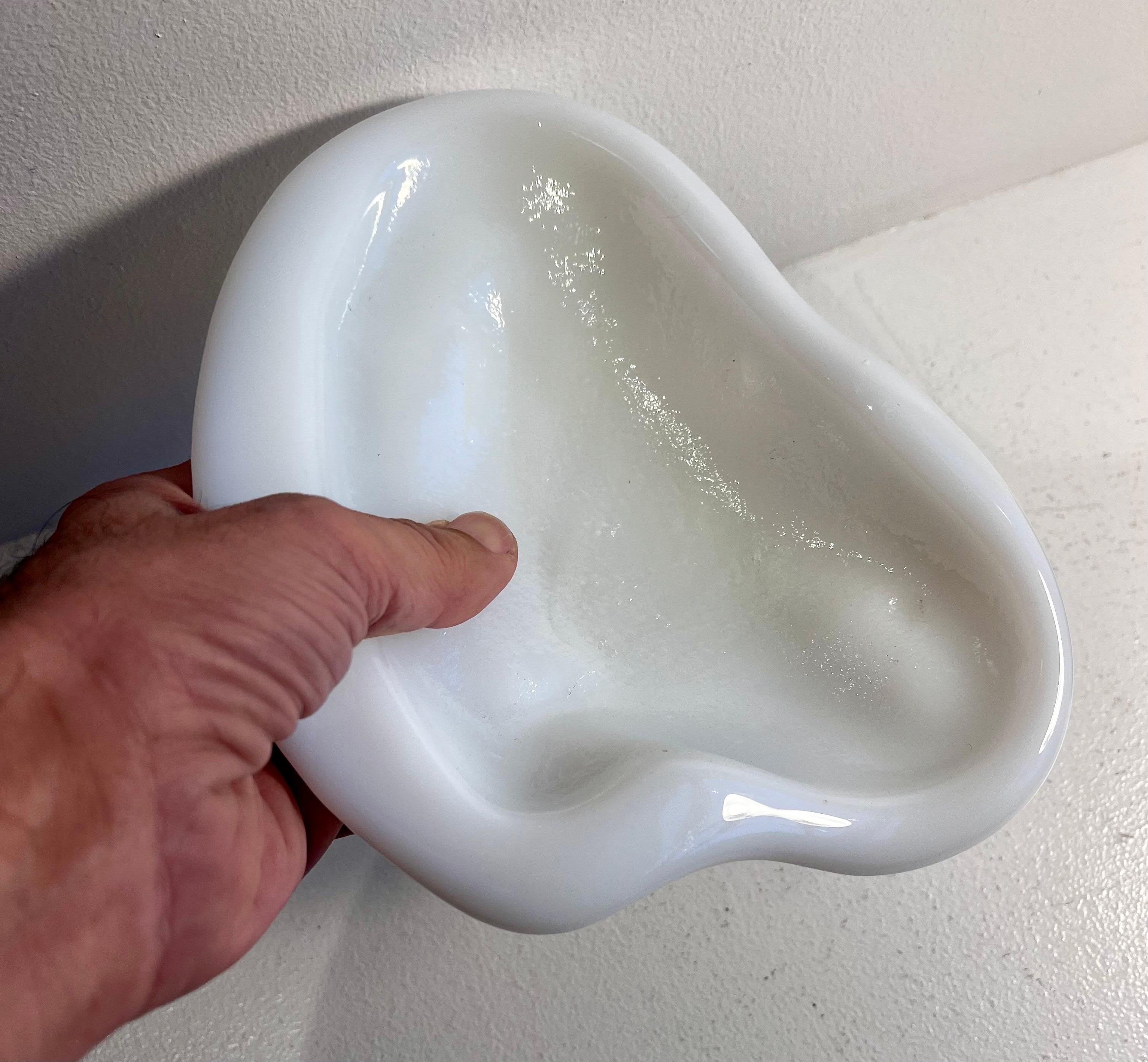 Paire de plats attrape-tout en verre organique de forme libre en vente 1