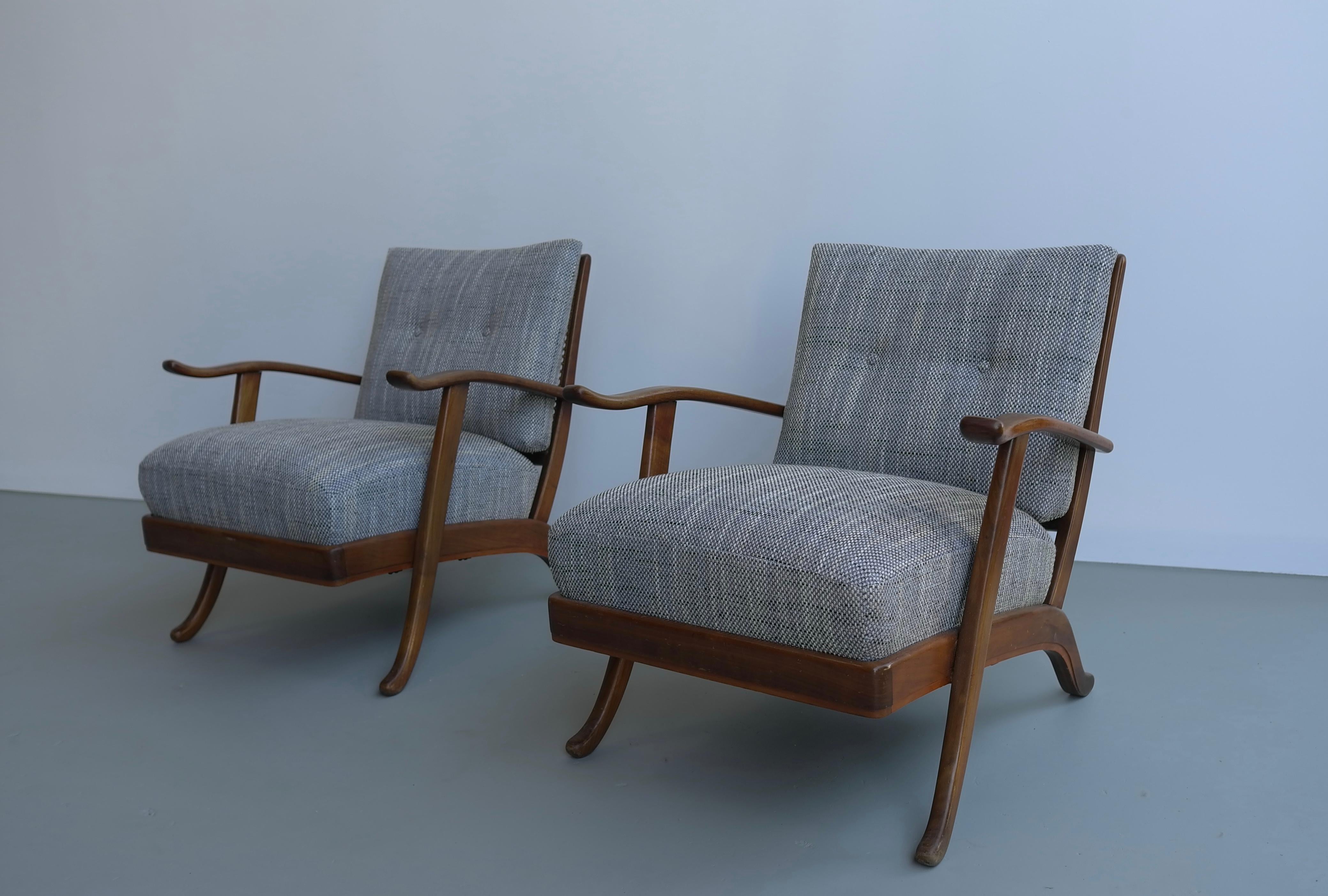 Pair of organic lounge chair in wood and wicker, Italy, 1950s. Newly upholstered in white and grey thread fabric.
