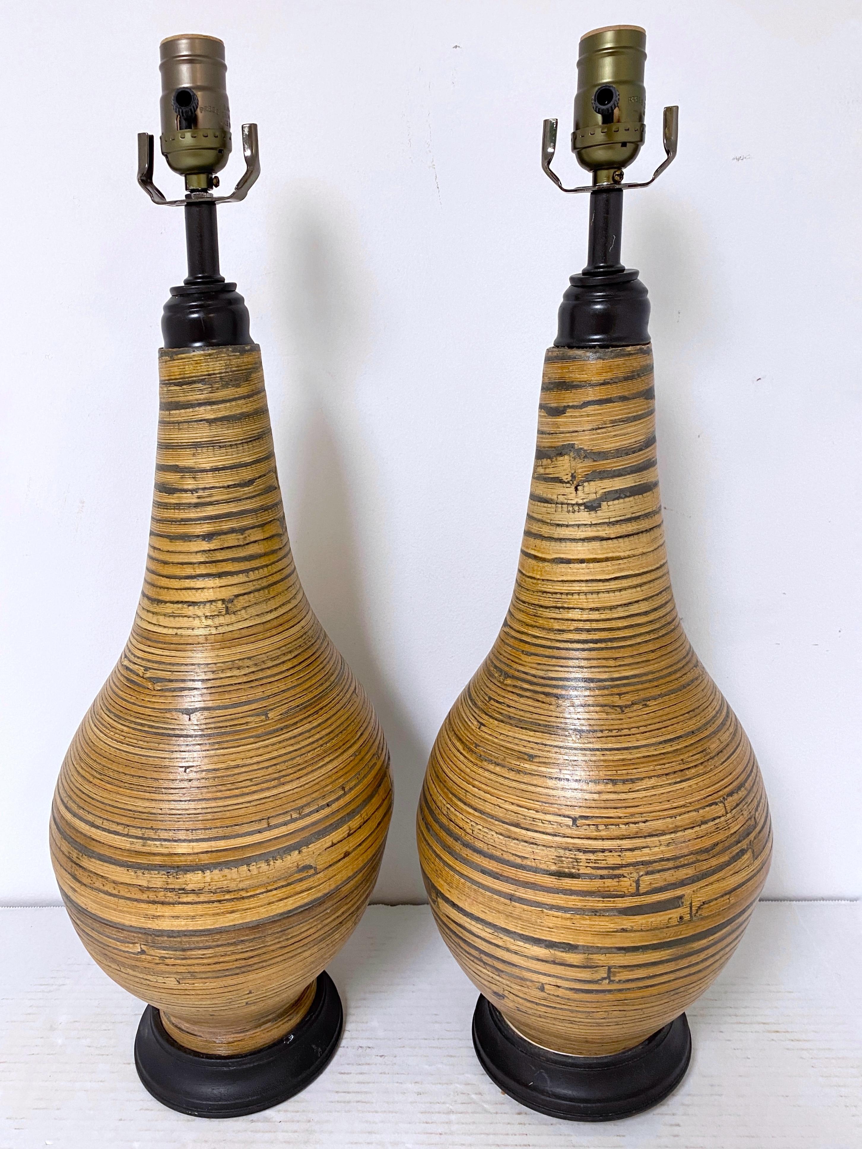 Paire de lampes modernes organiques en bambou effilé
Une belle paire de lampes organiques modernes en bambou effilé incarnant un design côtier épuré. Ces lampes ont une forme d'Amphora sans poignée, mesurant 23 pouces de haut jusqu'au sommet des