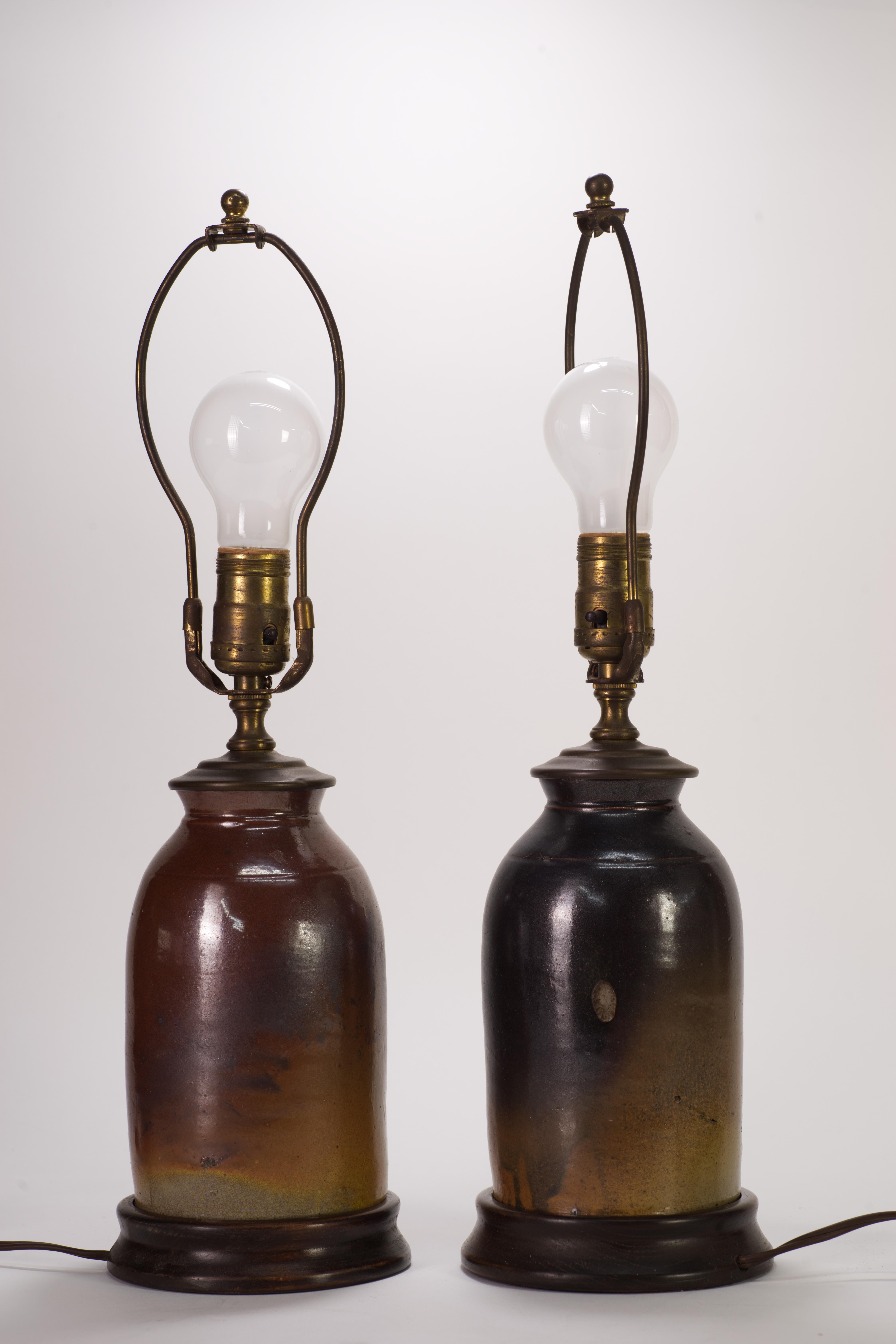 Una coppia di lampade da tavolo o d'accento in ceramica vintage di Studio Pottery è decorata con smalti ombreggiati a flusso libero in una tavolozza beige-marrone. I corpi a forma di vaso delle lampade sono stati realizzati a mano e lo smalto,
