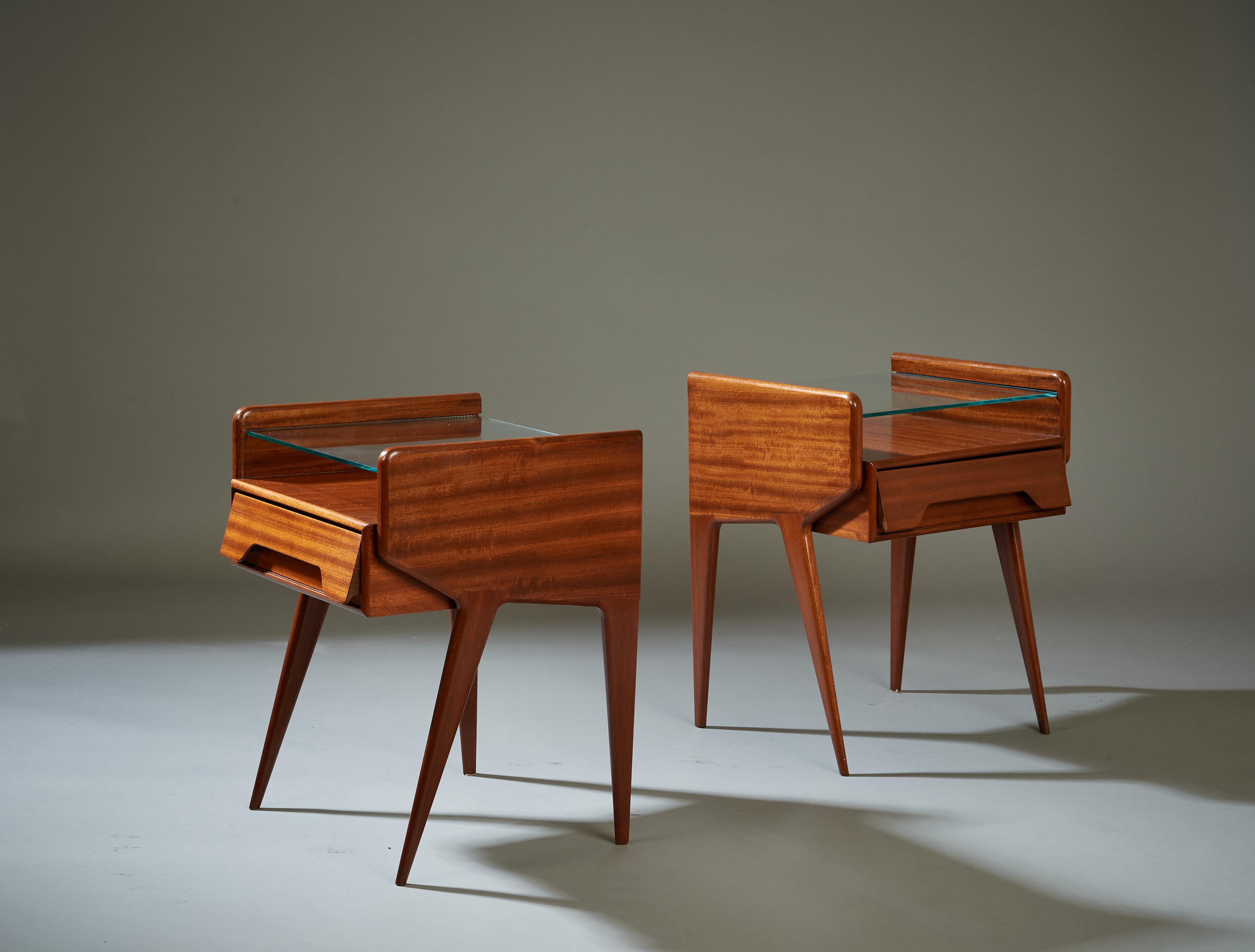 Mid-Century Modern Pair of Organic Modern Mahogany & Glass Nightstands ITSO Ico Parisi, Italy 1950s For Sale