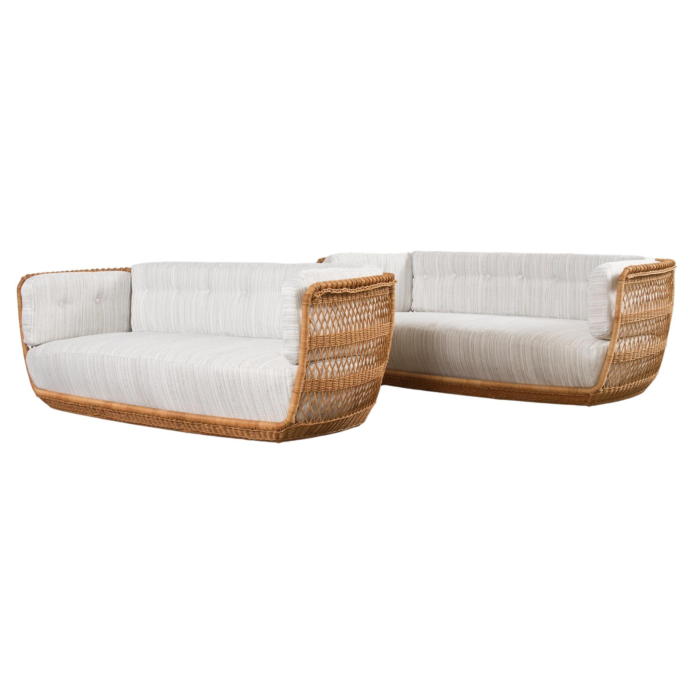 Paar organische moderne Rattan Korb-Sofa-Settees aus Korbweide aus Korbweide im Angebot
