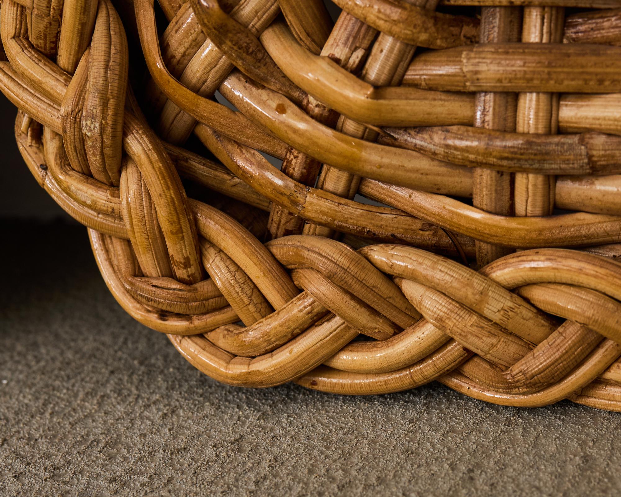 Coppia di specchi da parete moderni organici in vimini e rattan in vendita 5