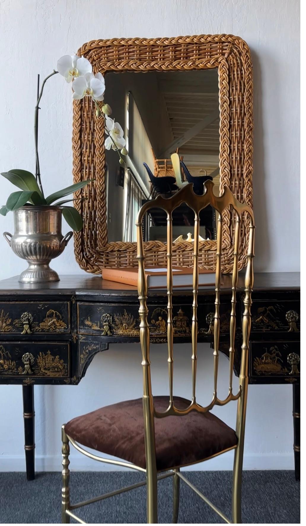 Coppia di specchi da parete rettangolari in rattan intrecciato. Realizzato in stile moderno organico costiero californiano che ricorda i design di Michael Taylor e The Wicker Works. Le cornici lavorate a mano presentano lievi variazioni che sono