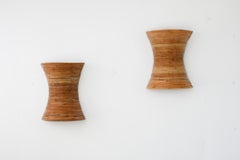 Pareja de apliques de ratán orgánico en forma de reloj de arena