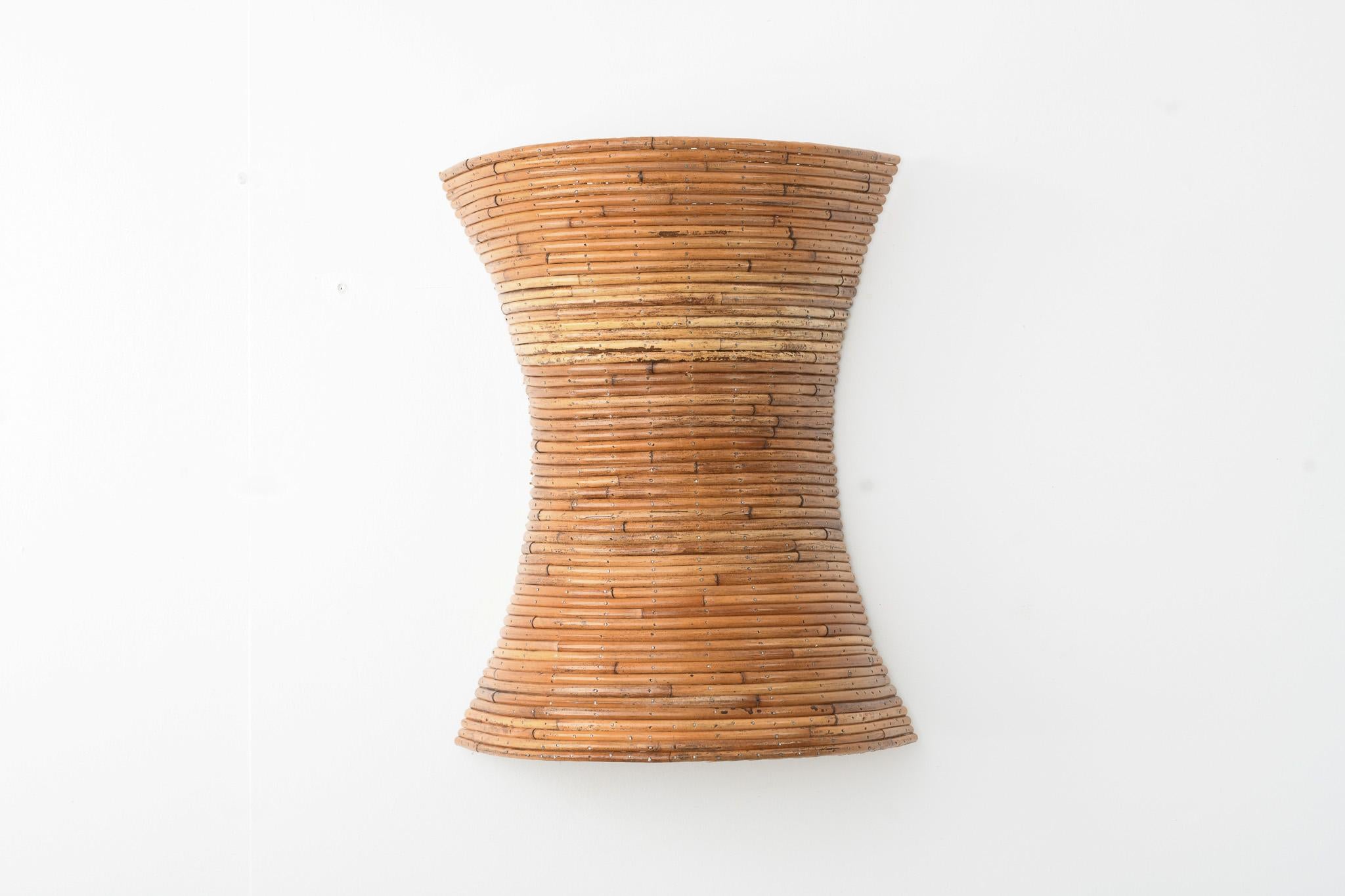 Mid-Century moderno Coppia di lampade da parete in rattan organico a forma di vetro d'ora in vendita