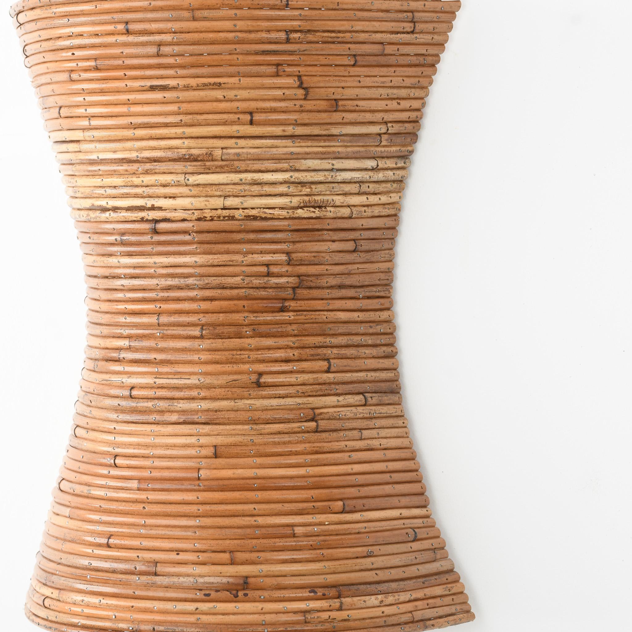 Coppia di lampade da parete in rattan organico a forma di vetro d'ora In condizioni Nuovo in vendita a Oxford, GB