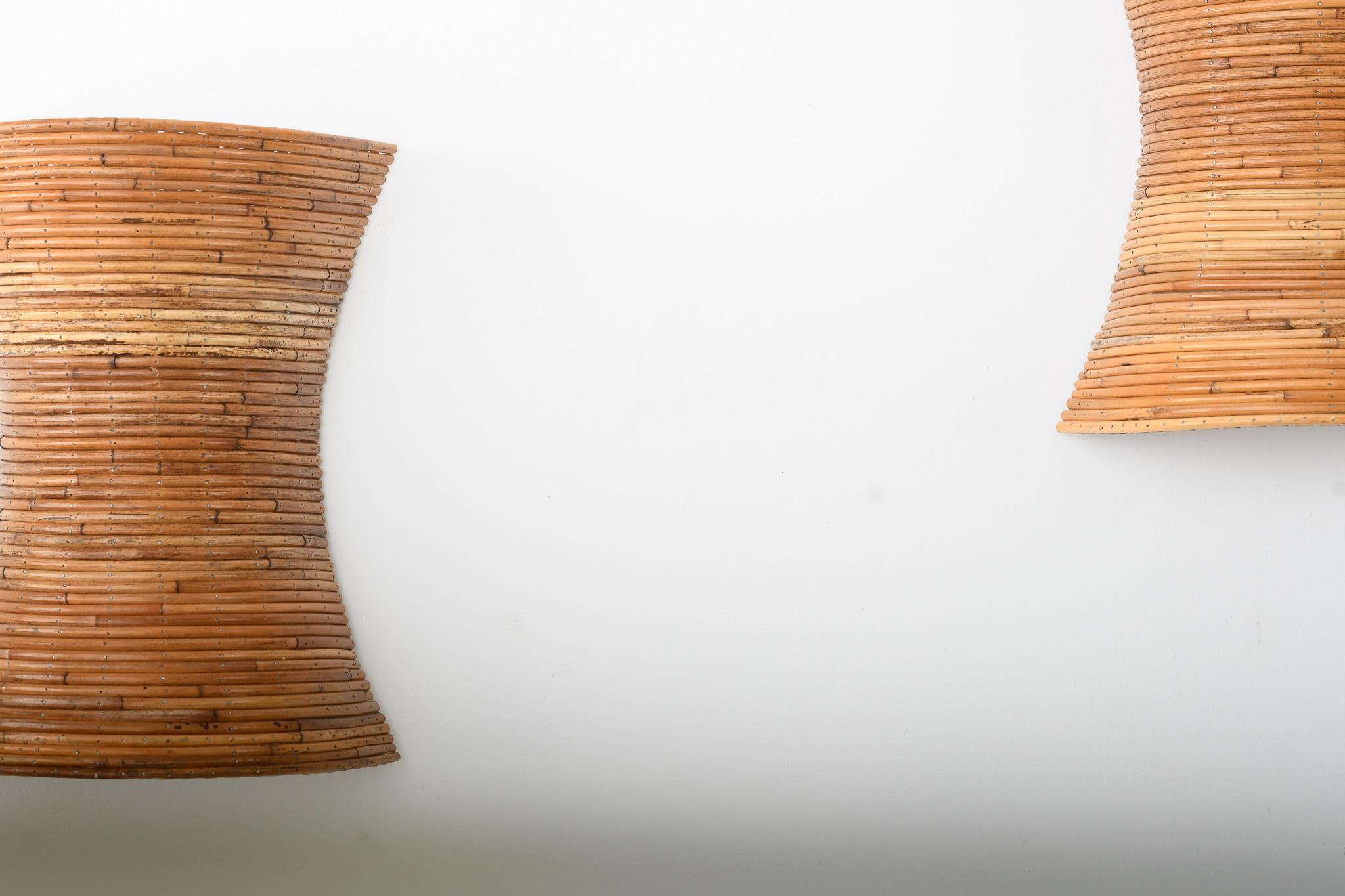 XXI secolo e contemporaneo Coppia di lampade da parete in rattan organico a forma di vetro d'ora in vendita
