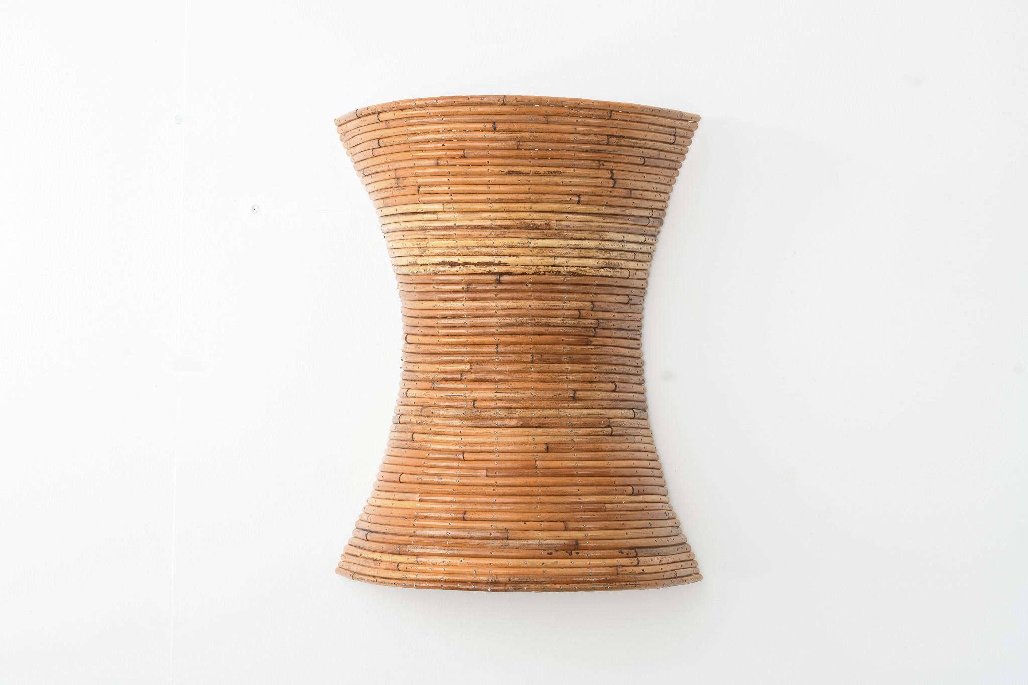 Rattan Coppia di lampade da parete in rattan organico a forma di vetro d'ora in vendita