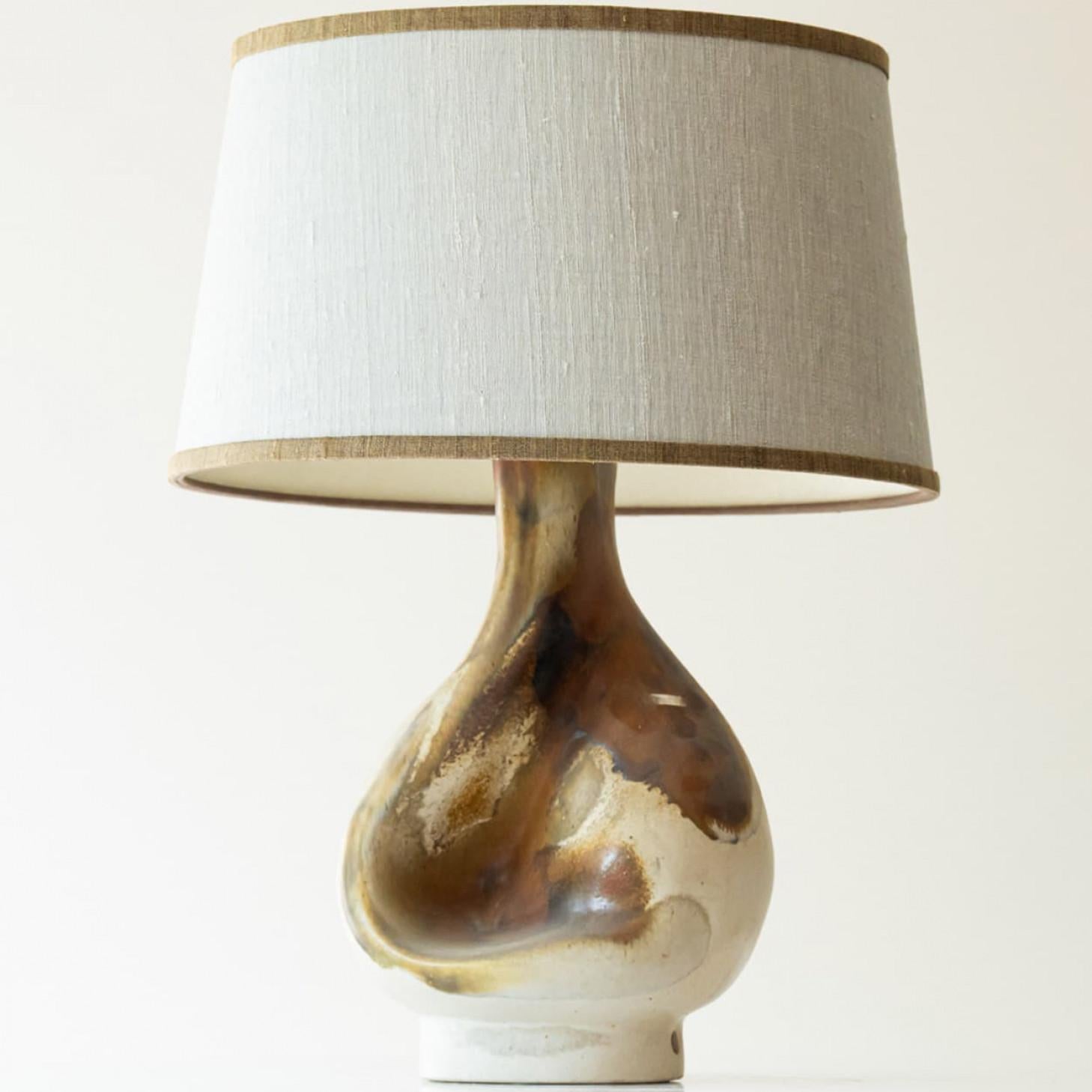 Paar organisch geformte Keramik-Tischlampen, Ecru-Lampenschirm von R. Houben, 1960 (Moderne der Mitte des Jahrhunderts) im Angebot