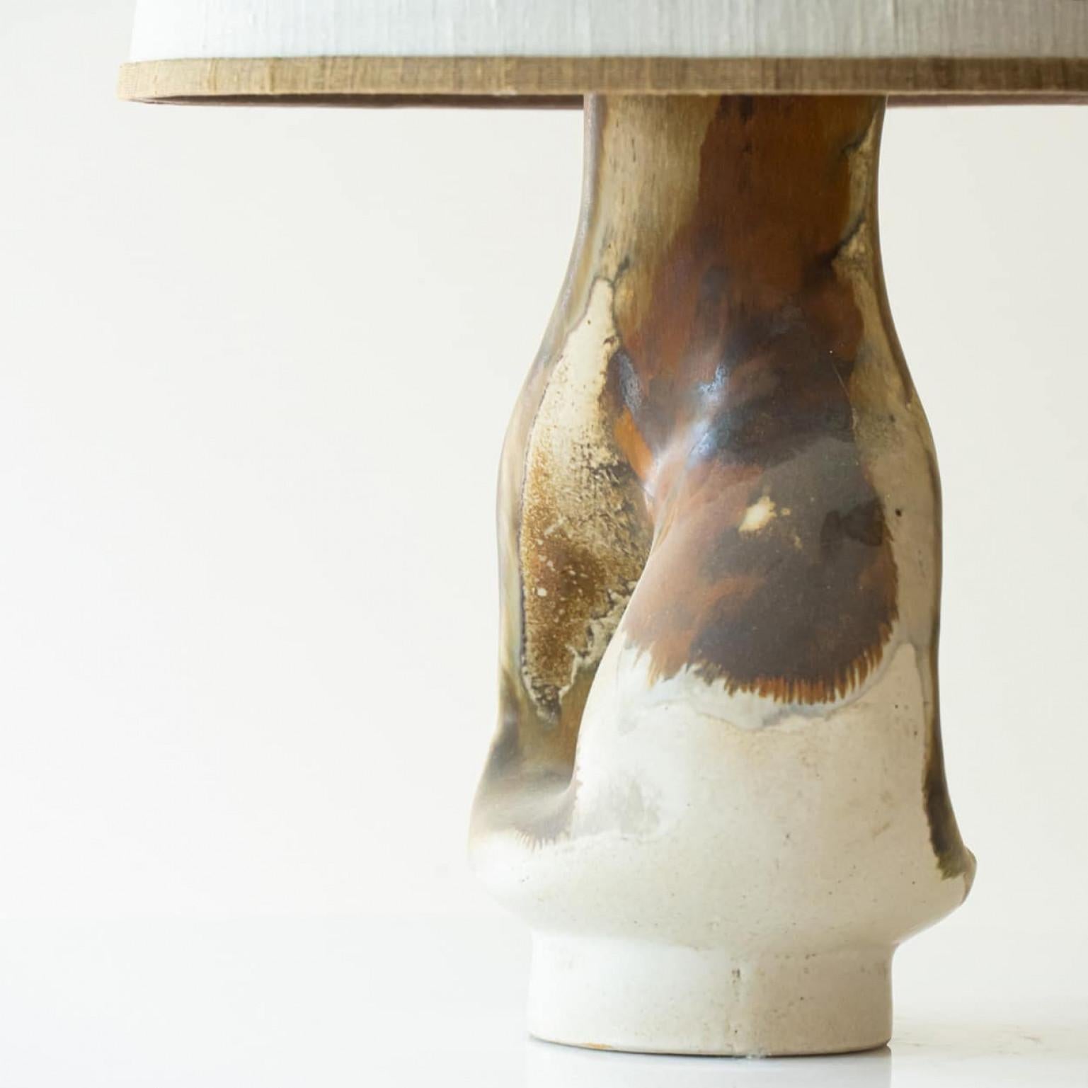 Milieu du XXe siècle Paire de lampes de table en céramique de forme organique, abat-jour écru de R. Houben, 1960 en vente