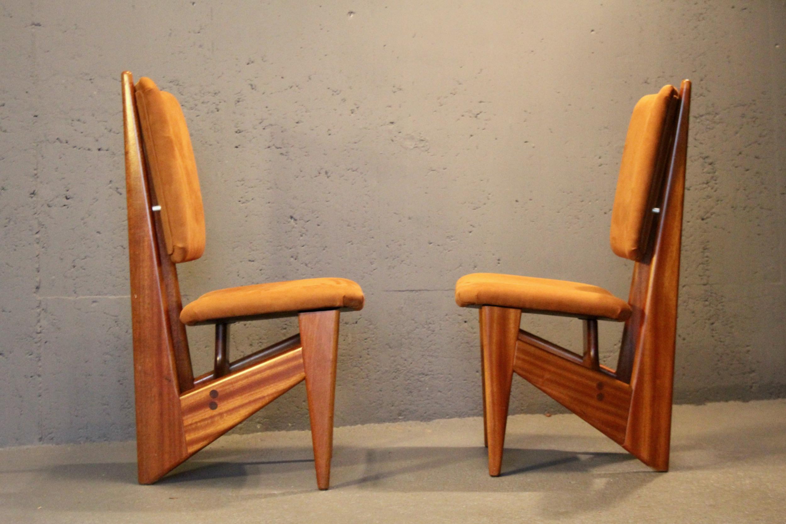 Paar Stühle aus organischem Holz und Stoffen im Angebot 7