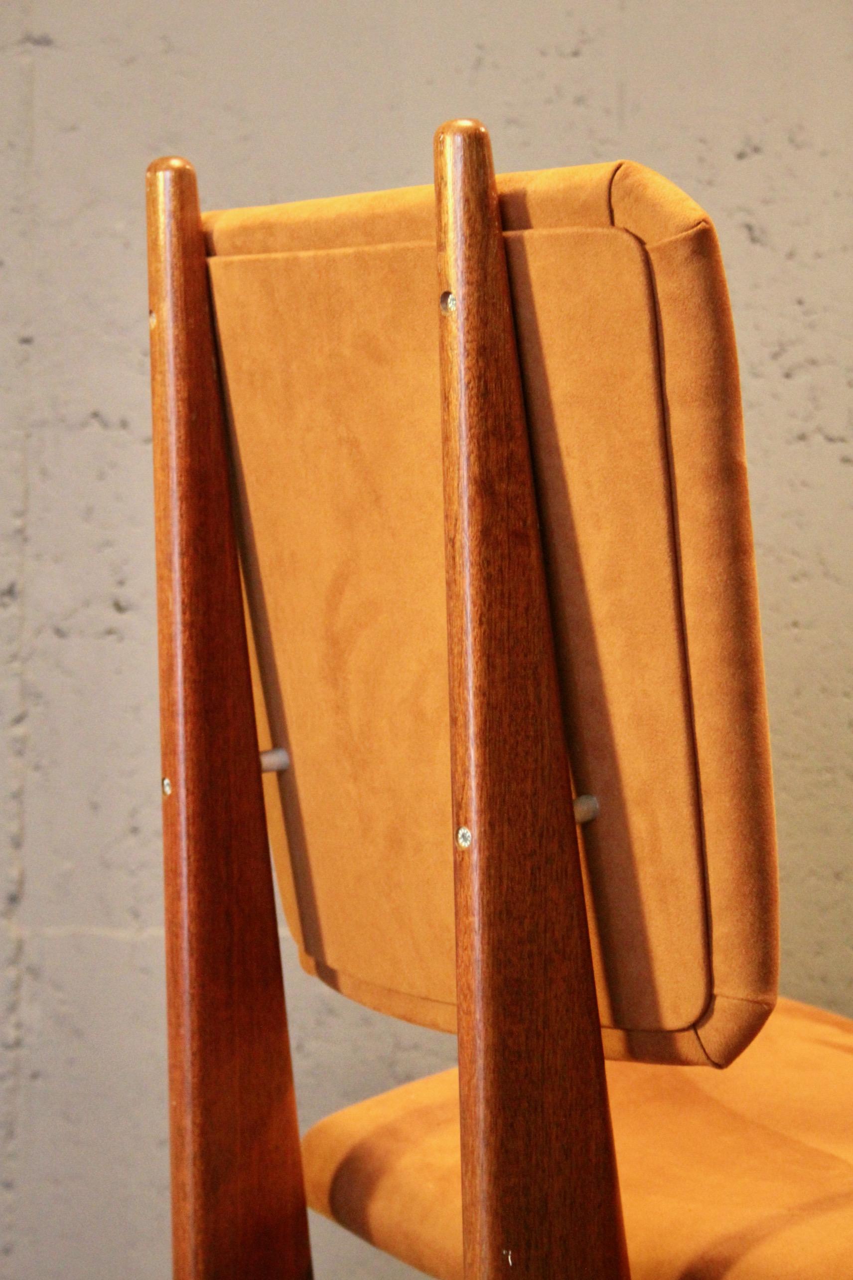 Paar Stühle aus organischem Holz und Stoffen im Angebot 8