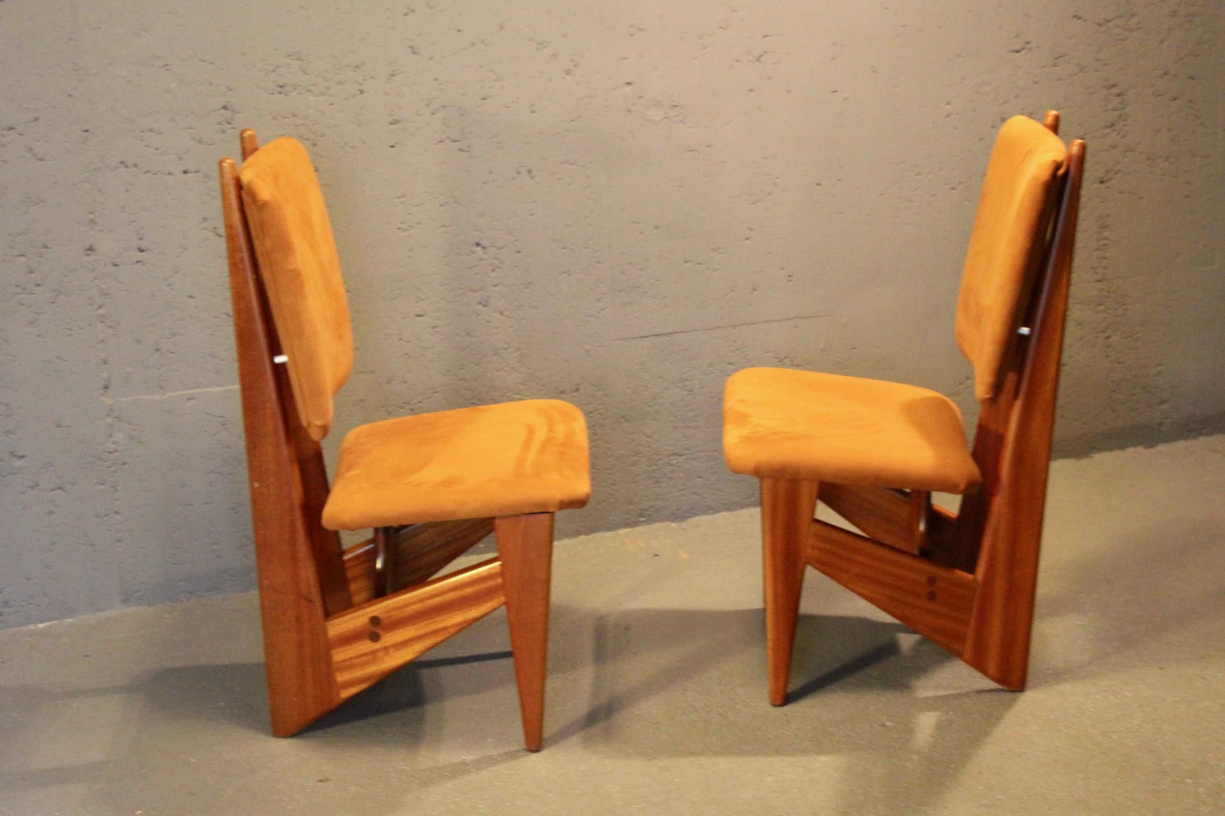 Paar Stühle aus organischem Holz und Stoffen im Angebot 9