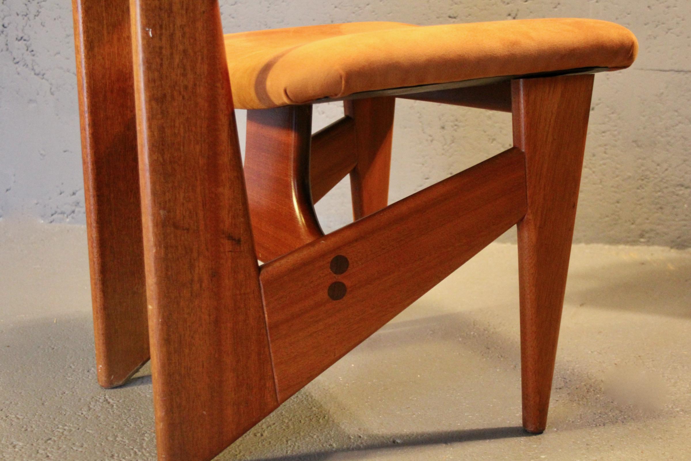 Paar Stühle aus organischem Holz und Stoffen im Angebot 10