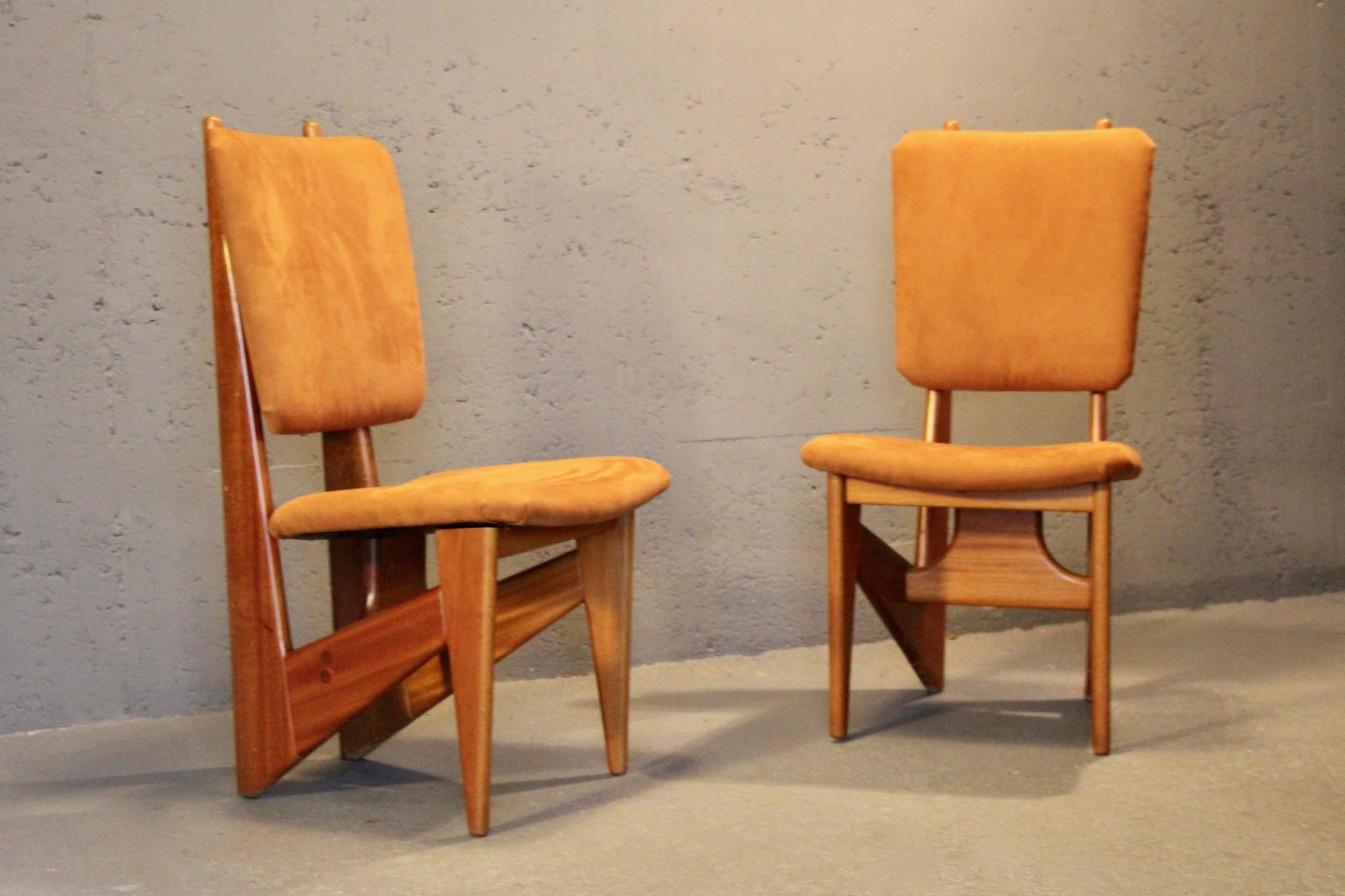 Paar Stühle aus organischem Holz und Stoffen im Zustand „Gut“ im Angebot in grand Lancy, CH