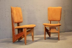 Paar Stühle aus organischem Holz und Stoffen