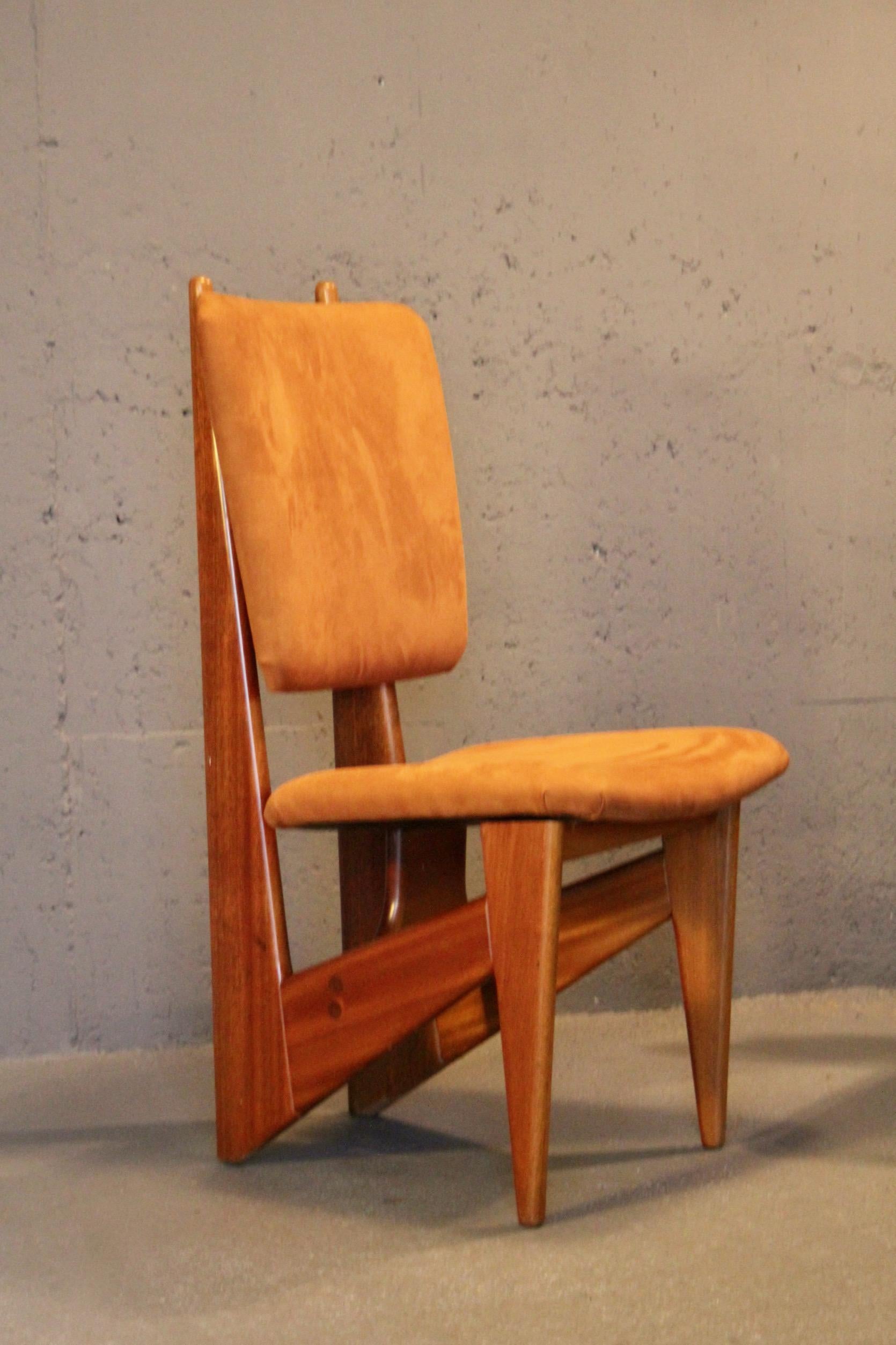 Paar Stühle aus organischem Holz und Stoffen (Mitte des 20. Jahrhunderts) im Angebot