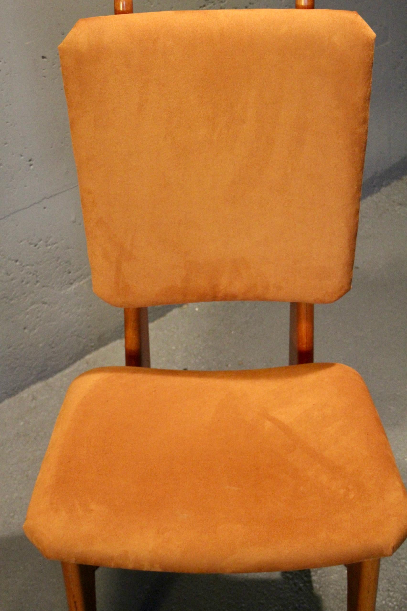 Paar Stühle aus organischem Holz und Stoffen im Angebot 1