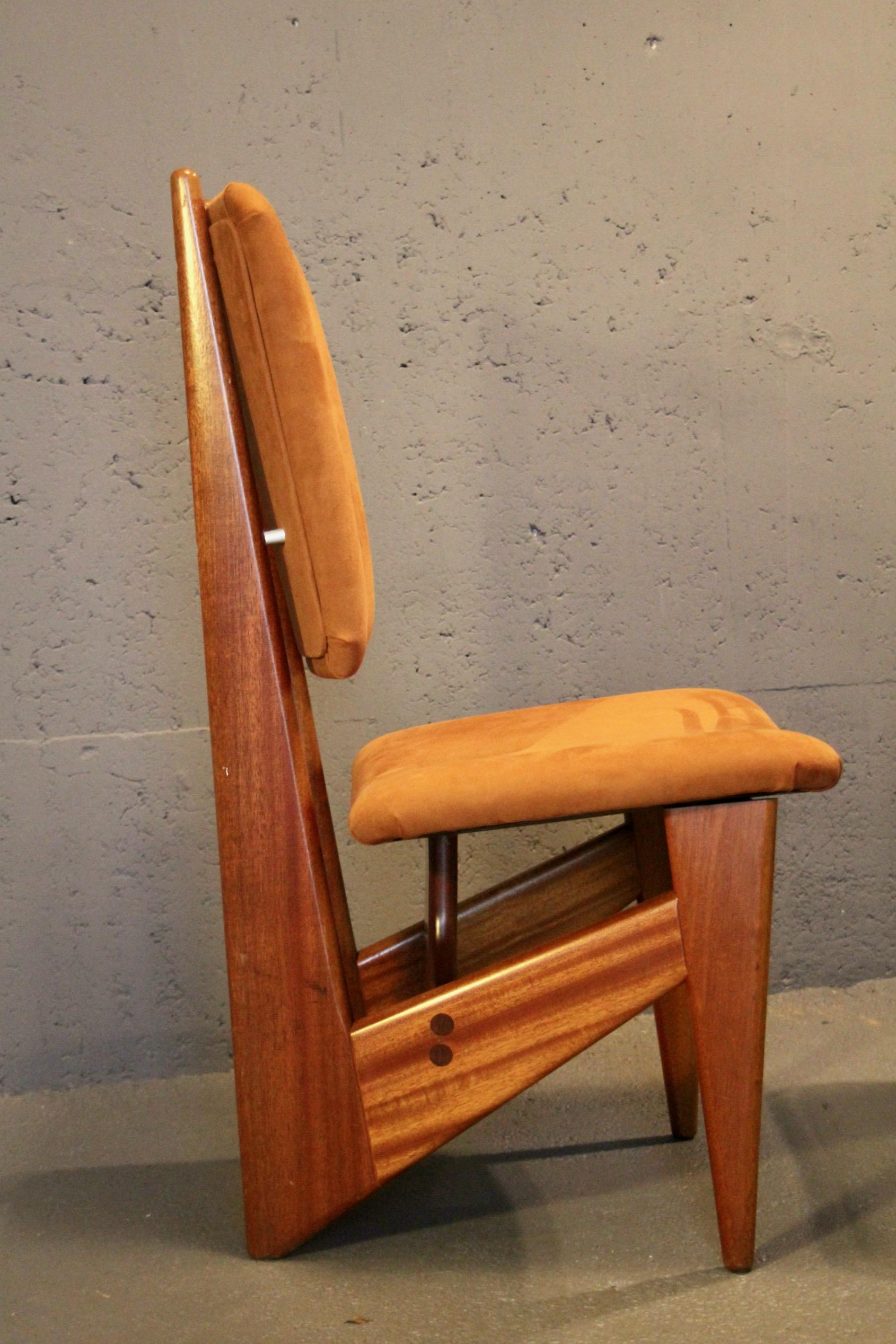 Paar Stühle aus organischem Holz und Stoffen im Angebot 2