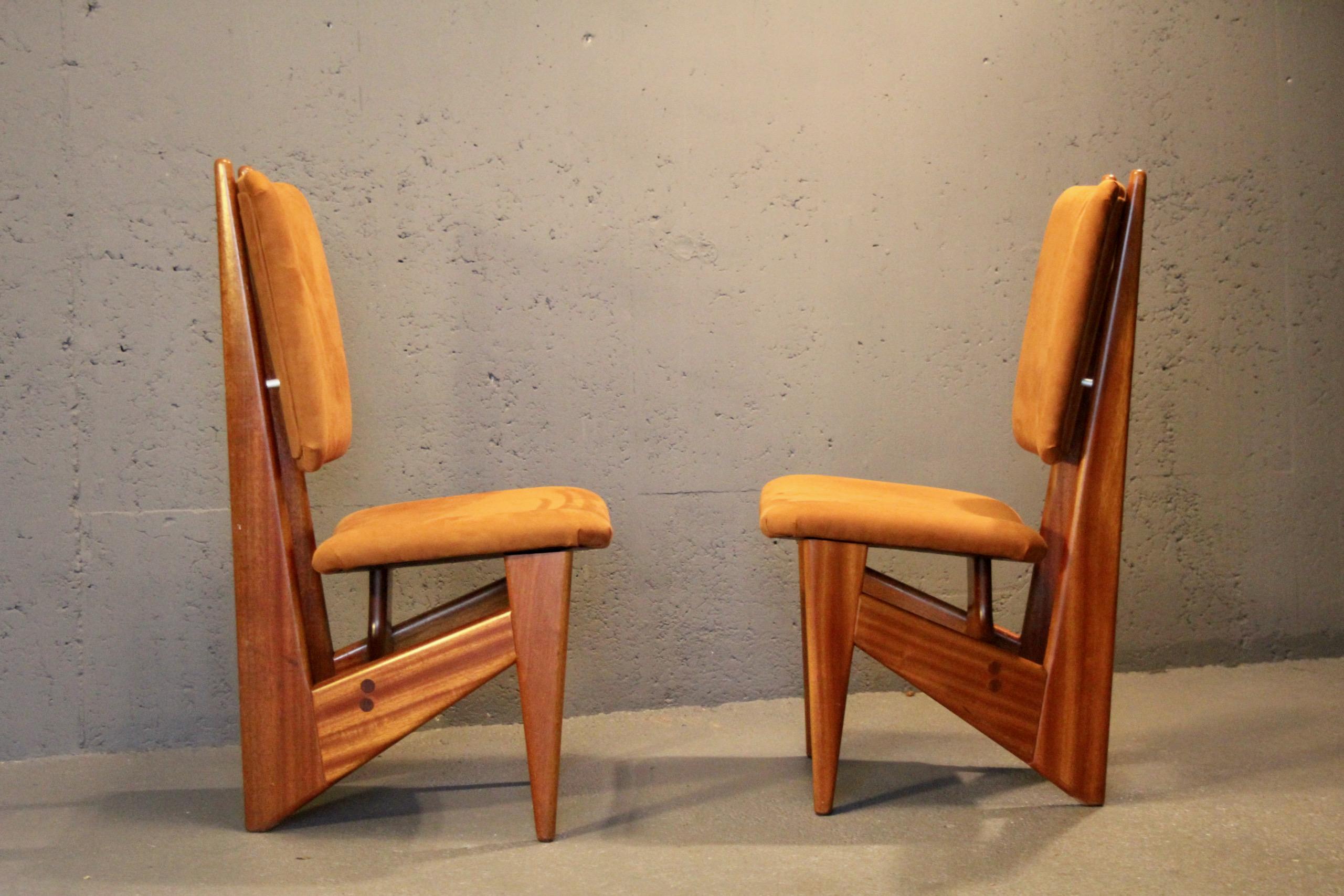 Paar Stühle aus organischem Holz und Stoffen im Angebot 3