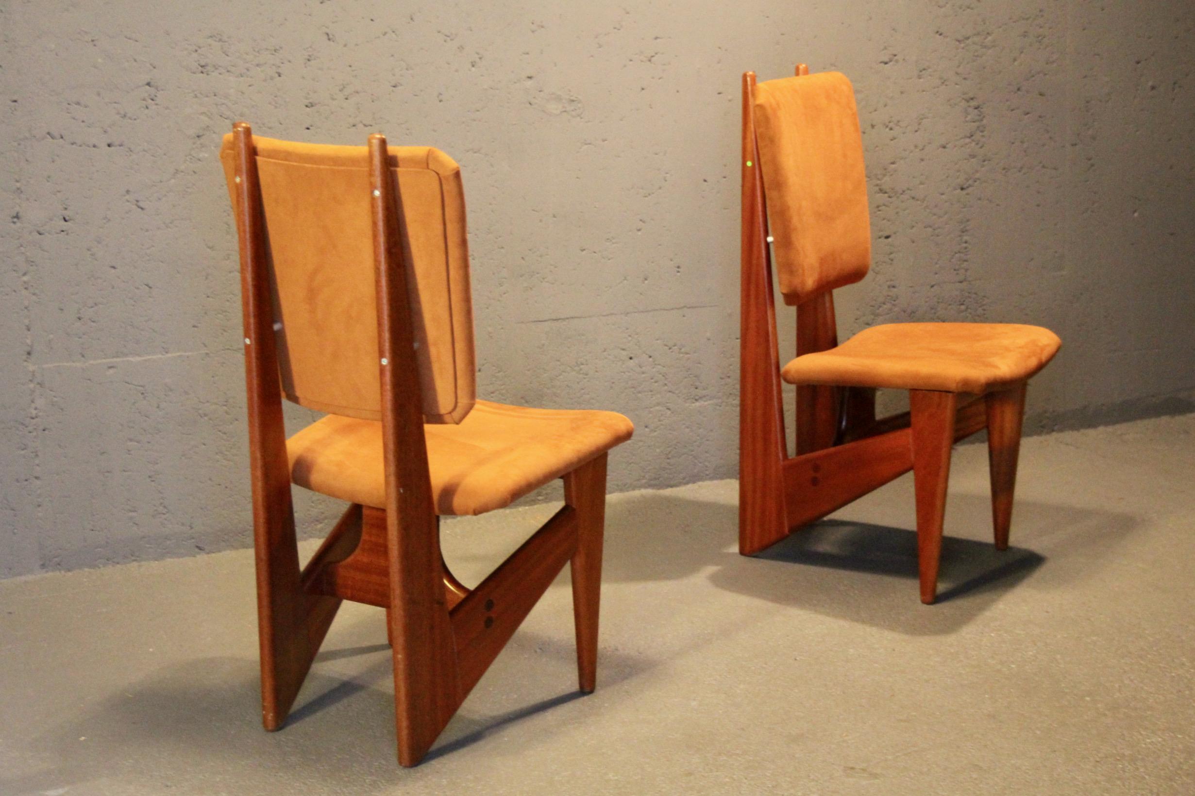 Paar Stühle aus organischem Holz und Stoffen im Angebot 4