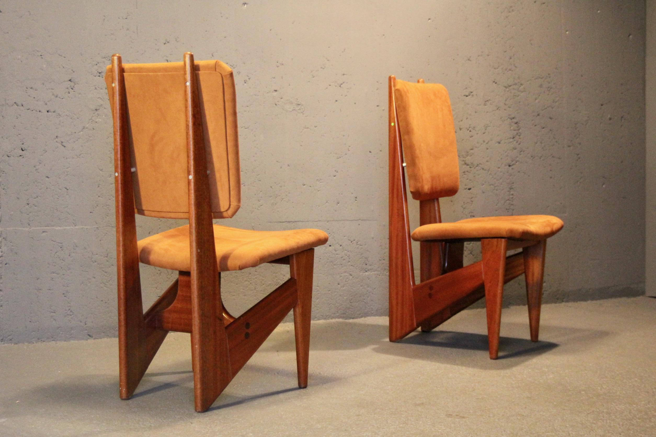 Paar Stühle aus organischem Holz und Stoffen im Angebot 5