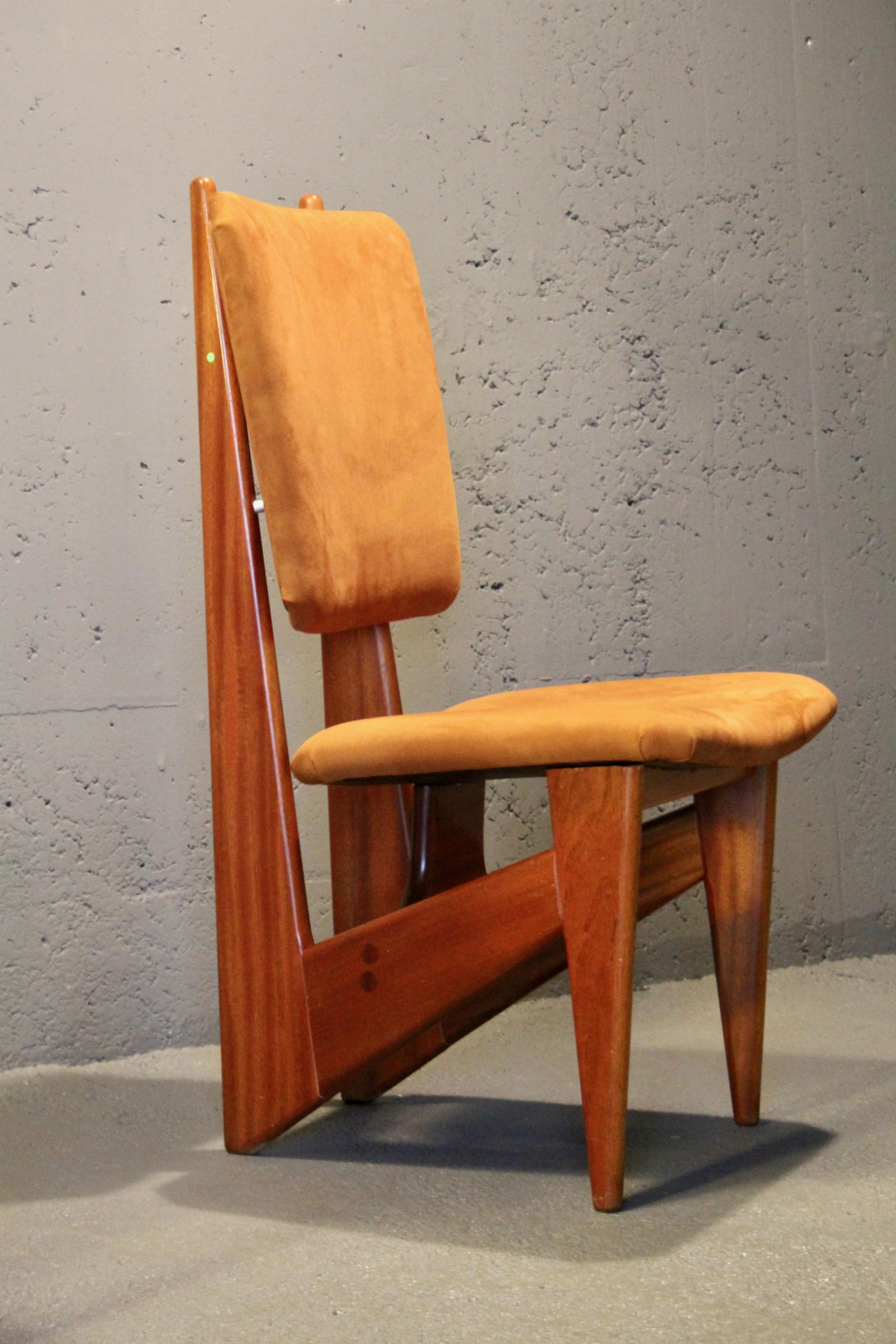 Paar Stühle aus organischem Holz und Stoffen im Angebot 6