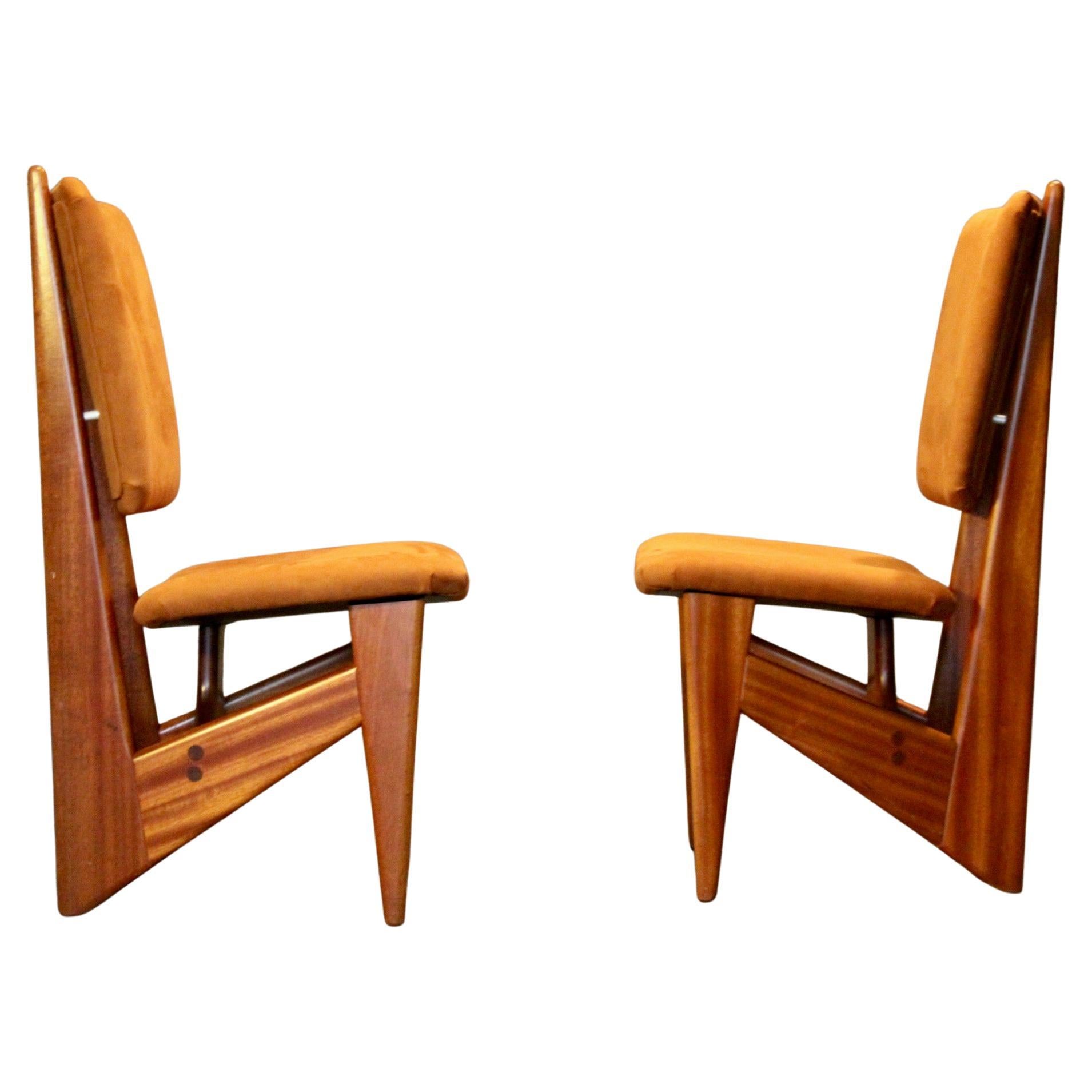 Paire de chaises en bois et tissus organiques