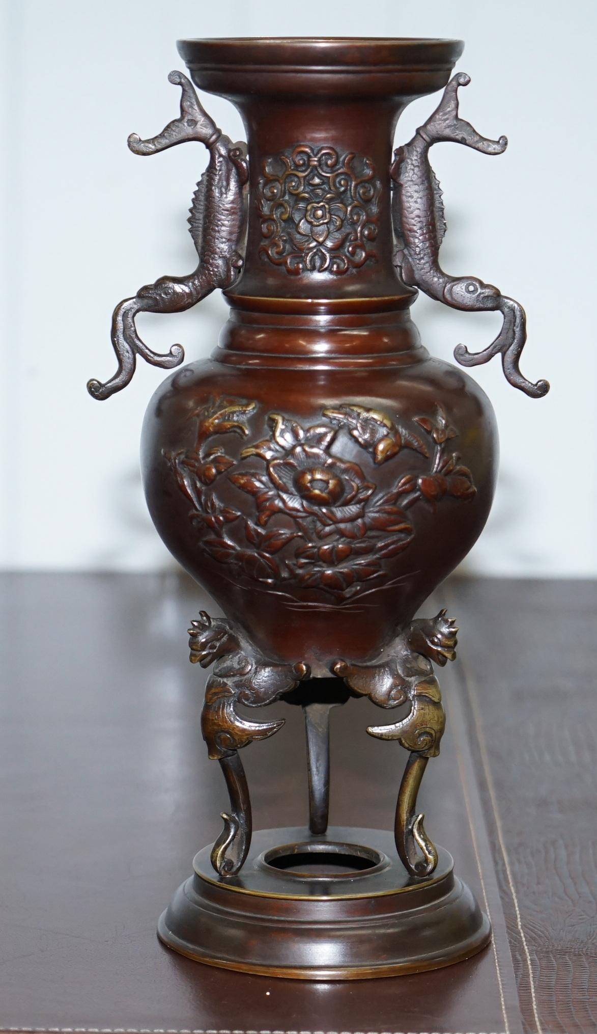 Pair of Oriental Bronze Urns Vases Bird Serpentine Decorations Chinese Japanese For Sale 2