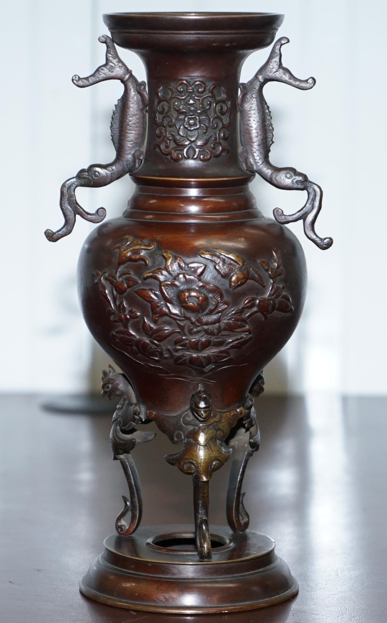 Pair of Oriental Bronze Urns Vases Bird Serpentine Decorations Chinese Japanese For Sale 7
