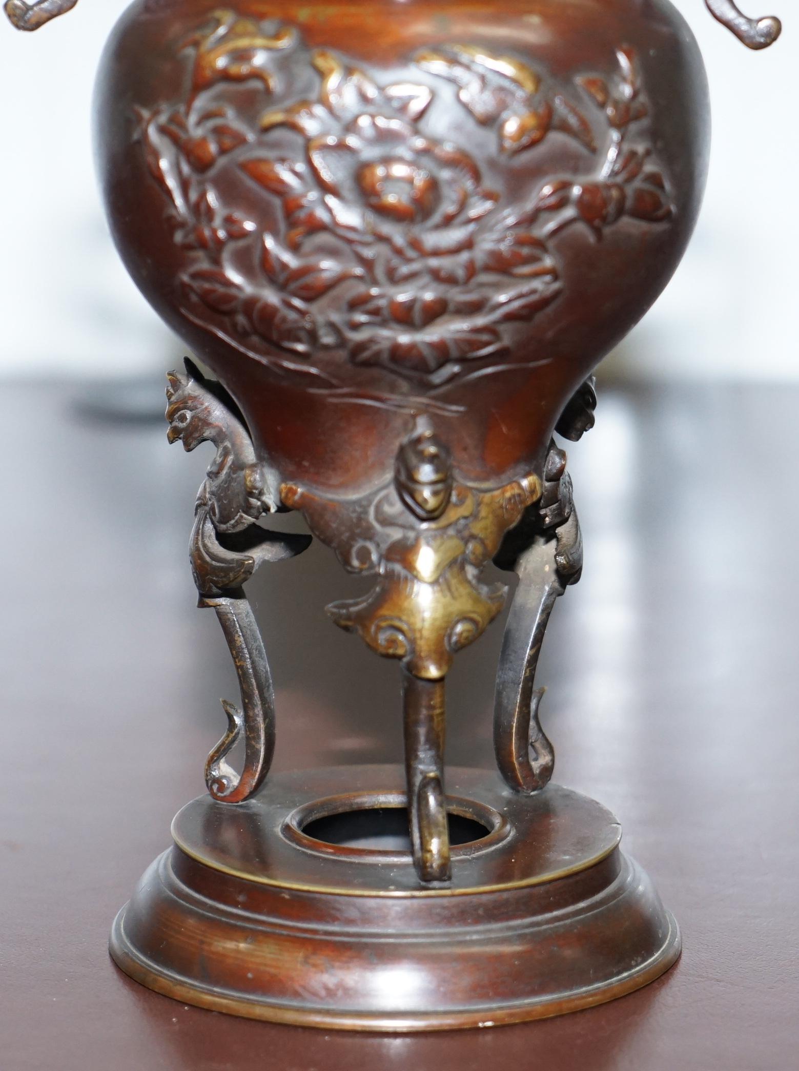 Pair of Oriental Bronze Urns Vases Bird Serpentine Decorations Chinese Japanese For Sale 10