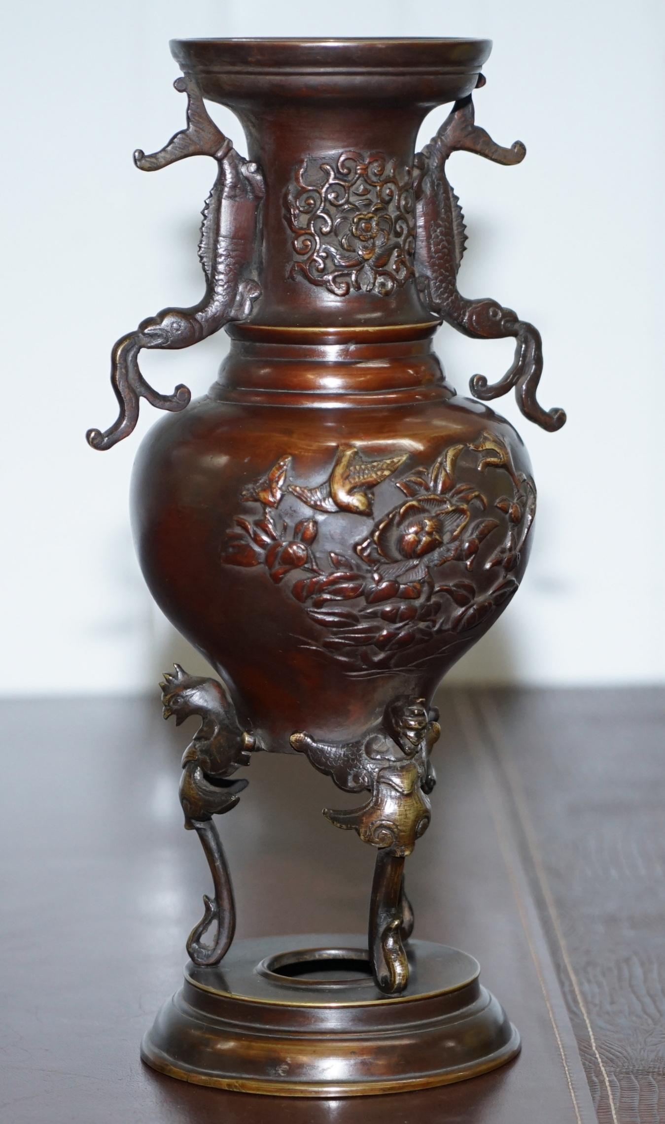 Wir freuen uns, dieses schöne Paar orientalischer Bronze-Urnenvasen mit Vogel- und Schlangendarstellungen zum Verkauf anbieten zu können.

Ein gut aussehendes und dekoratives Paar in schönem Zustand, es handelt sich um Exportstücke, die für den