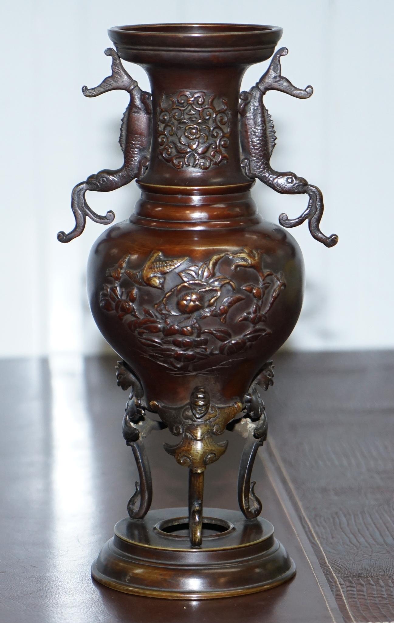 Paar orientalische Bronze-Urnenvasen mit Vogel-Serpentin-Dekoration, Chinesisch-japanisch (Chinesischer Export) im Angebot