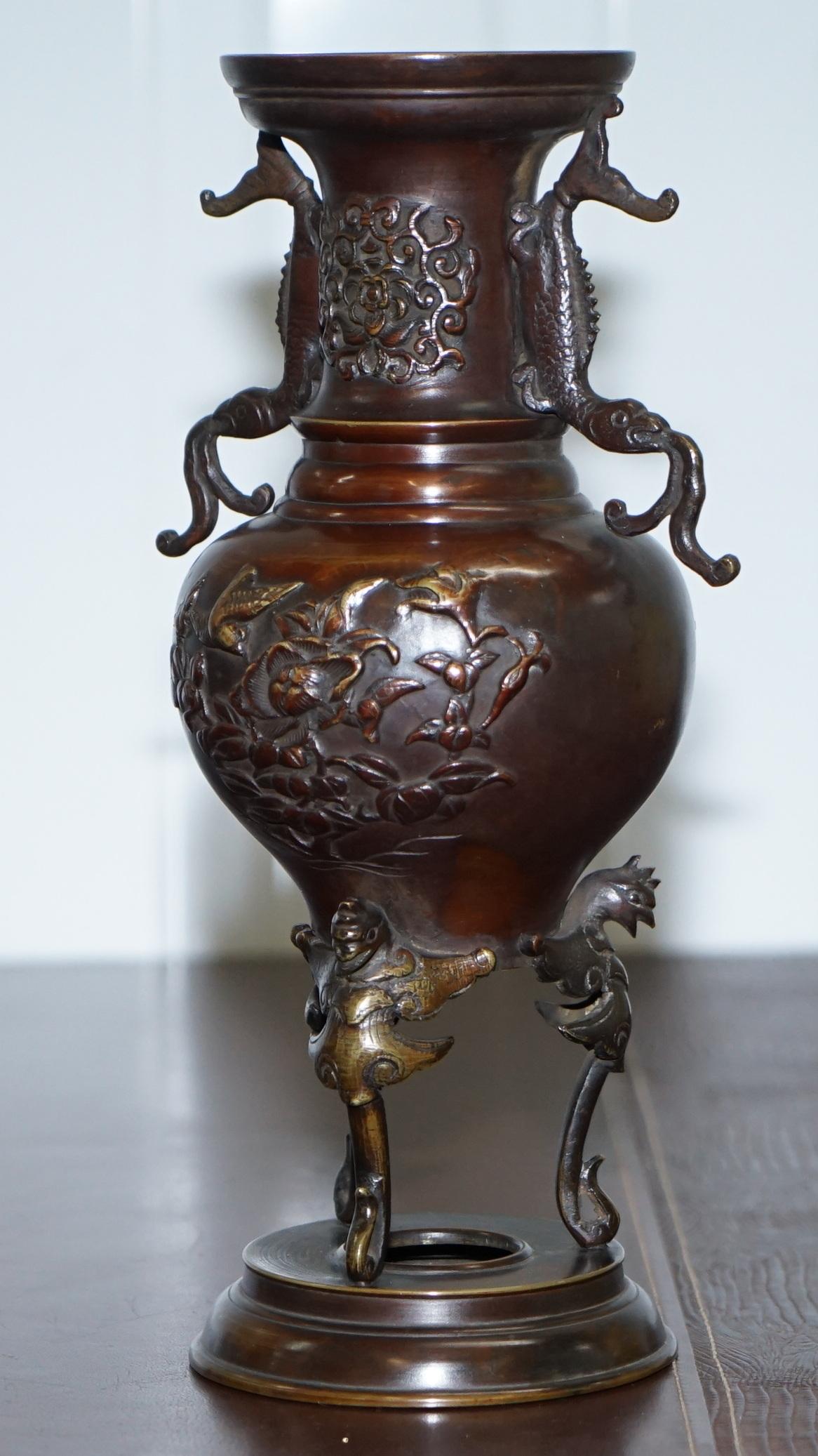 Cinese Coppia di urne orientali in bronzo, vasi con uccelli, decorazioni in serpentino, cinese e giapponese