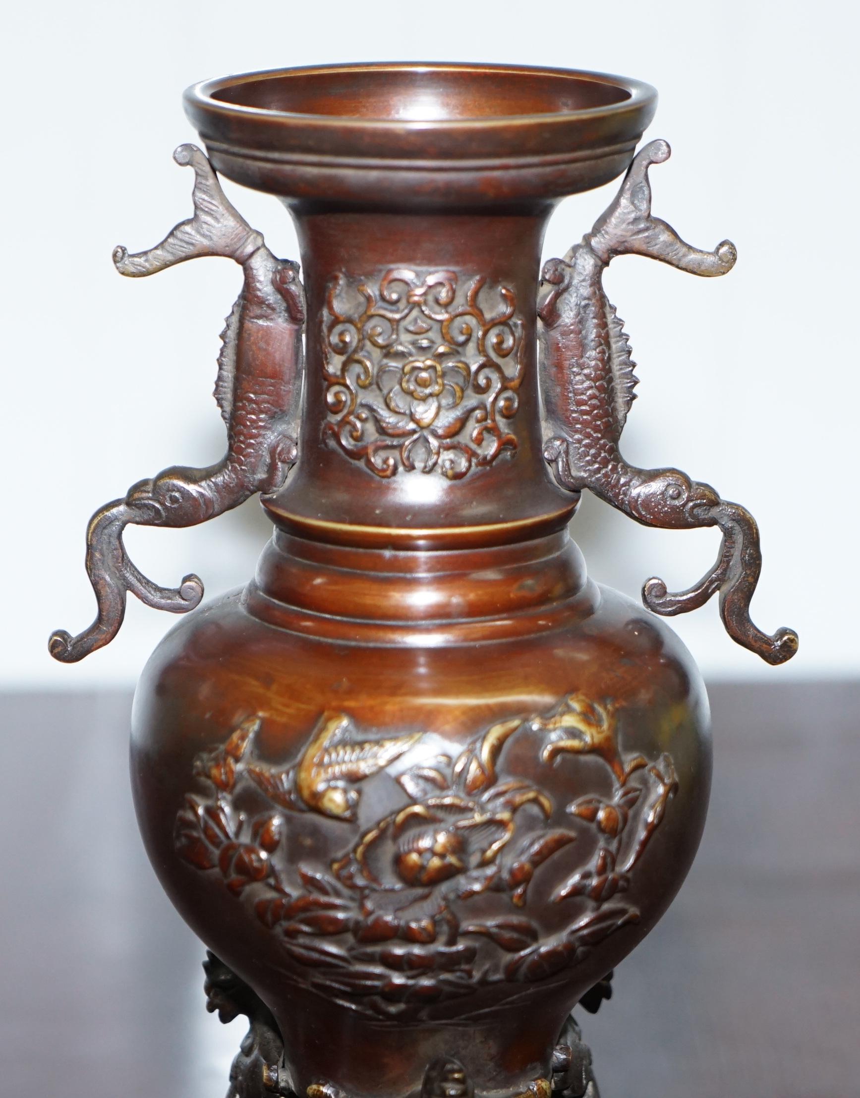 Paar orientalische Bronze-Urnenvasen mit Vogel-Serpentin-Dekoration, Chinesisch-japanisch (20. Jahrhundert) im Angebot