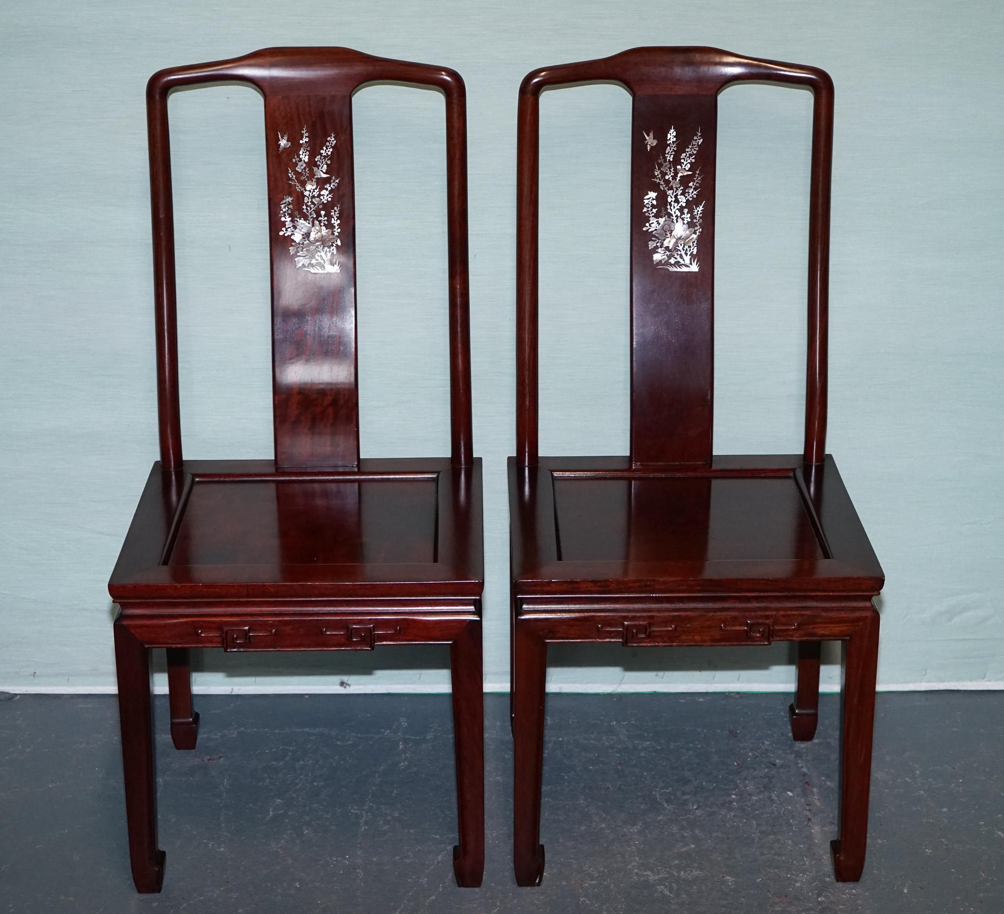 
Antiquitäten aus London

 

Ein auffallendes Paar orientalisch-chinesischer Hartholz-Dielenstühle, die sich durch schöne Handwerkskunst und elegante Schlichtheit auszeichnen. Jeder Stuhl verfügt über eine hohe Rückenlehne, die mit komplizierten