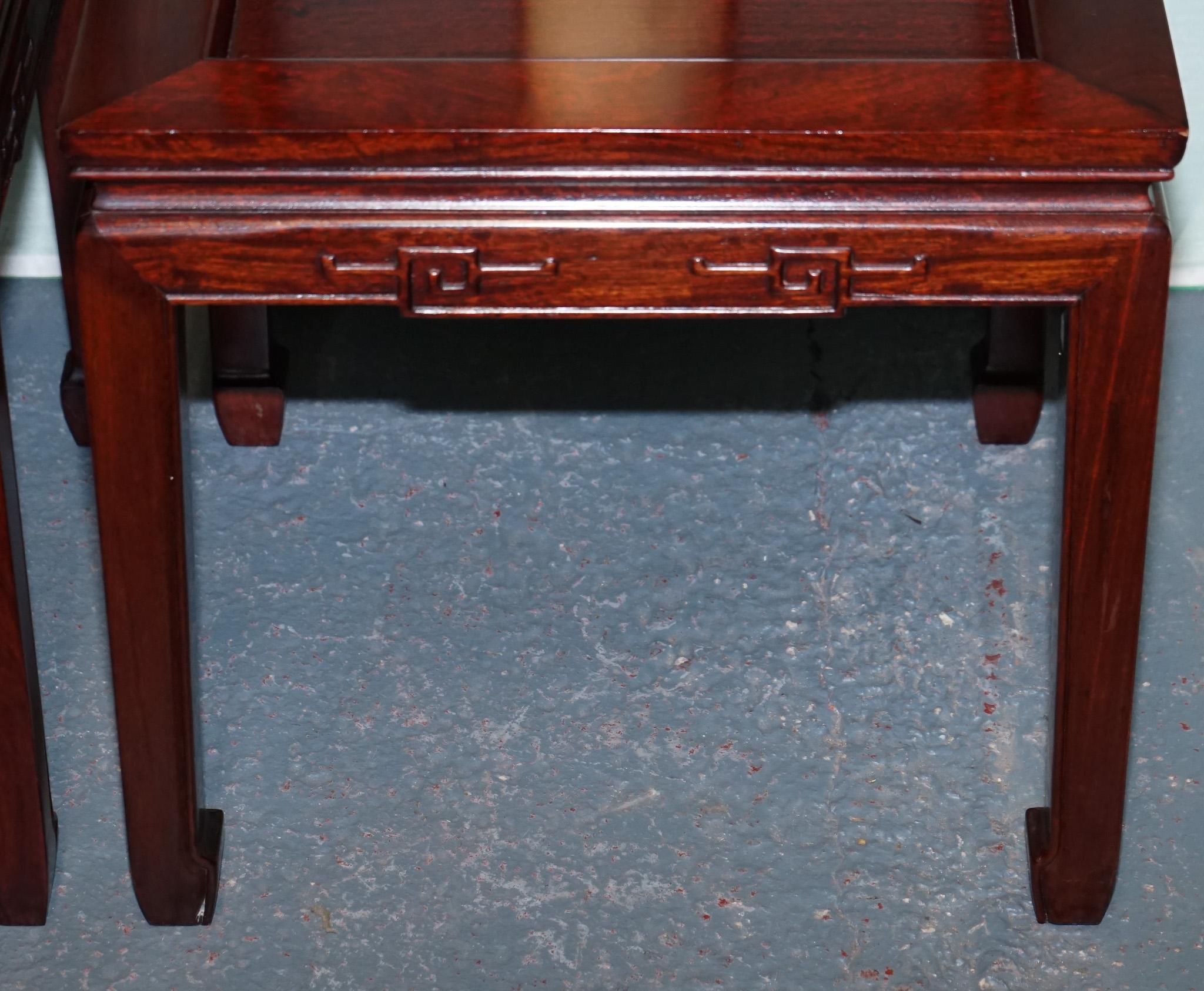 Pärchen aus ostchinesischem Hartholz, Perlmutt, eingelegt, A. Hall Stühle im Angebot 2