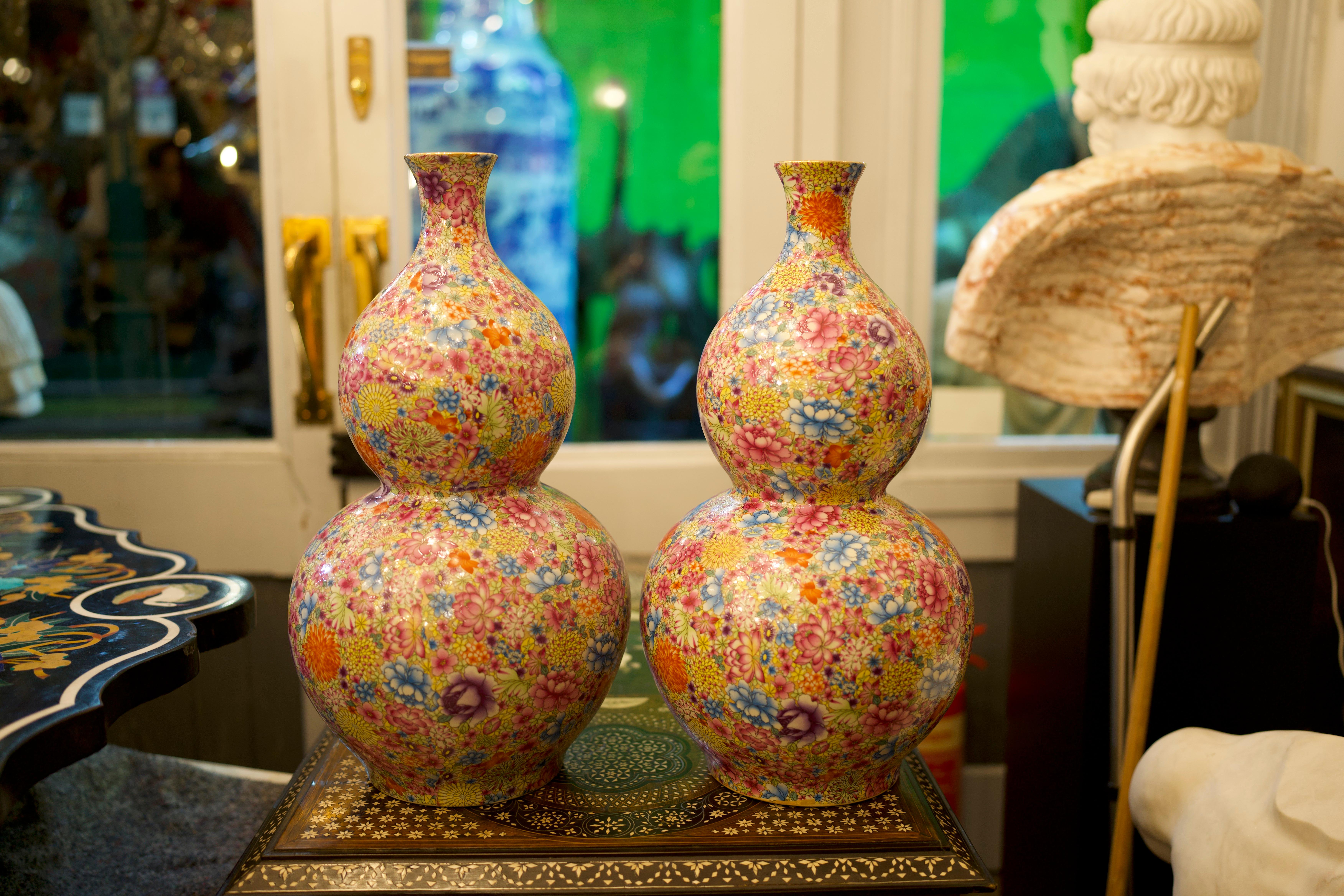 Porcelaine Paire de vases orientaux à double gourde de type Mille-Fleur, XXe siècle en vente