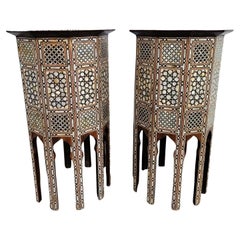 Paire de tables à piédestal en marqueterie orientale, 20ème siècle